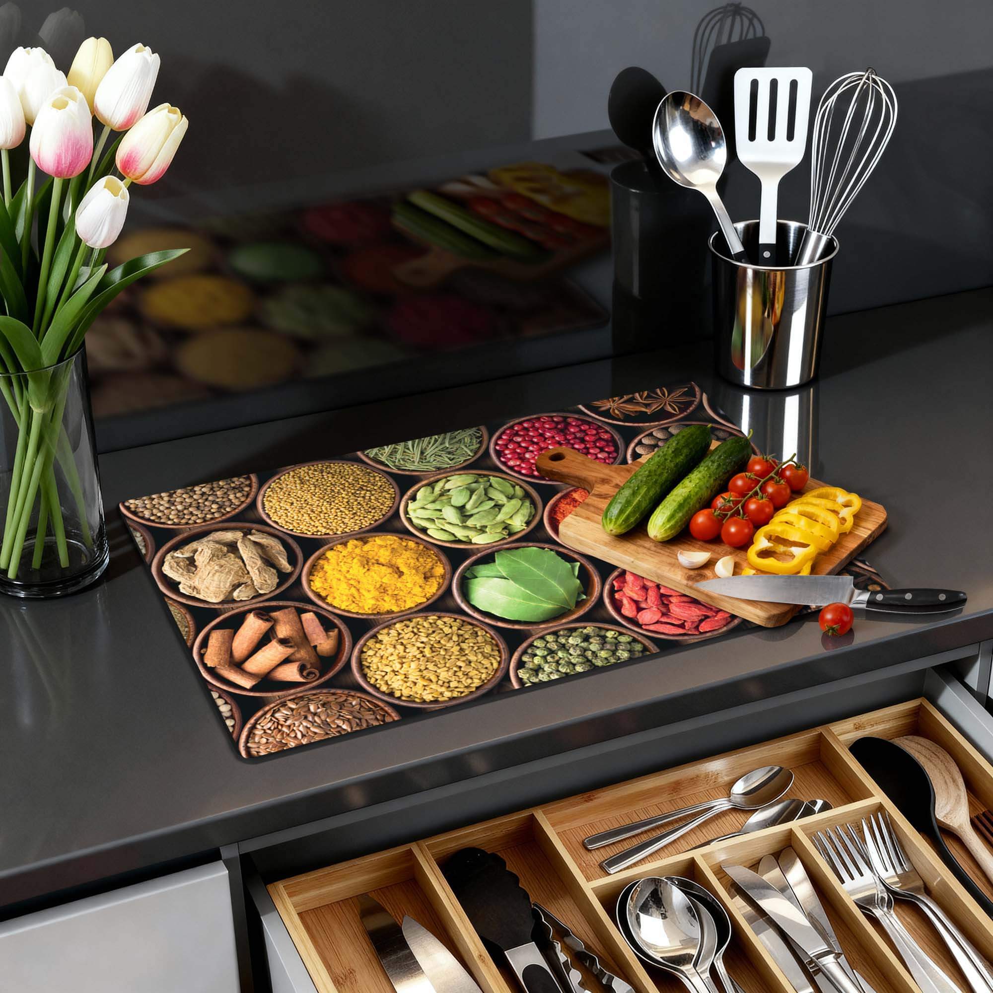 Spice Harmony - Herdabdeckplatte mit bunten Kräutern und Gemüse auf einer modernen Küchenarbeitsplatte.