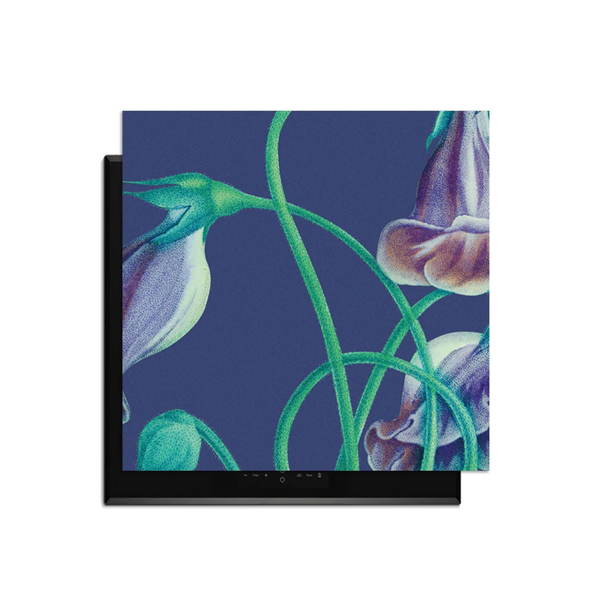 Midnight Bloom - Herdabdeckplatte mit lilafarbenen Blumen auf tiefblauem Hintergrund zum Schutz der Küche.