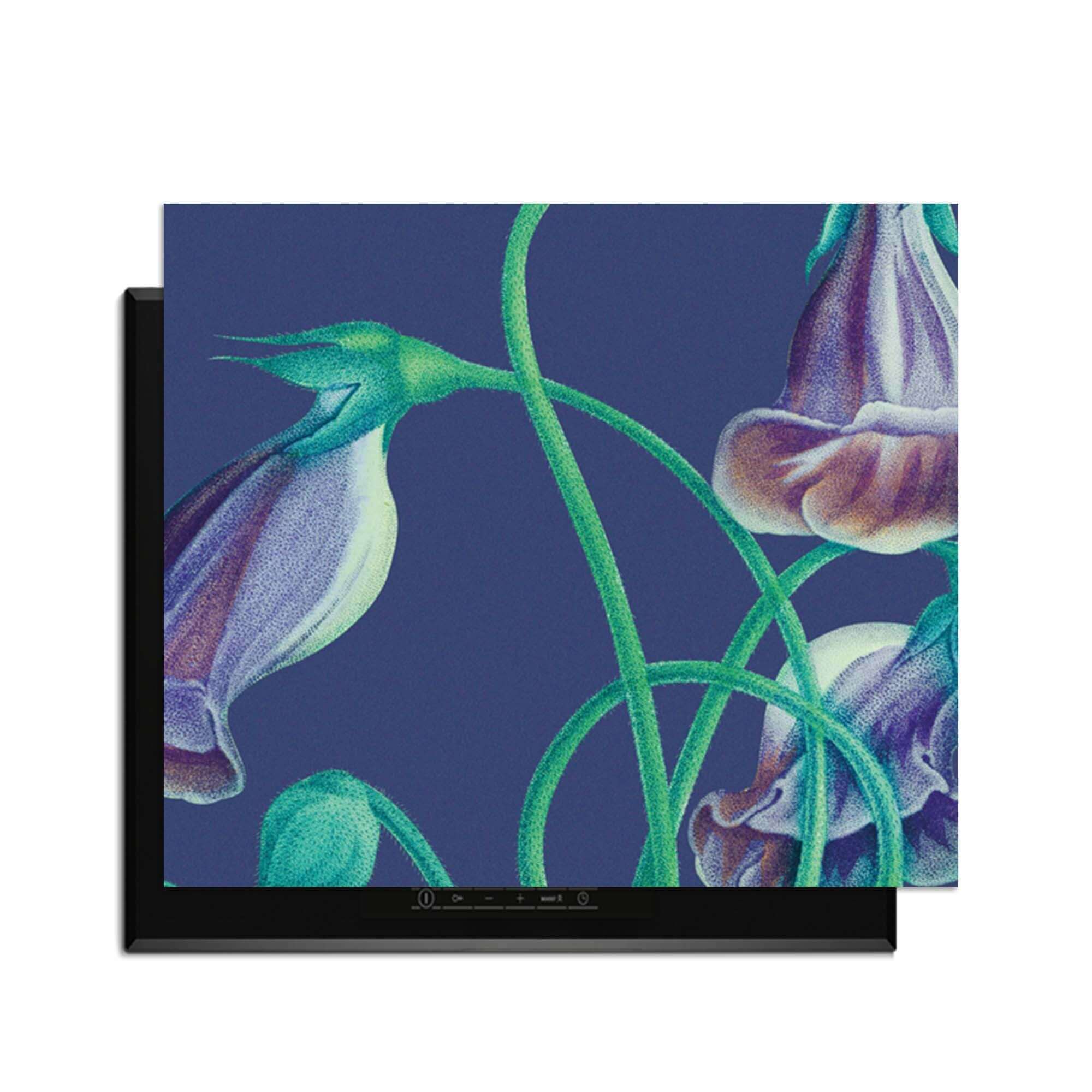 Midnight Bloom - Herdabdeckplatte mit violetten Blumen auf tiefem Hintergrund für eine stilvolle Küche.
