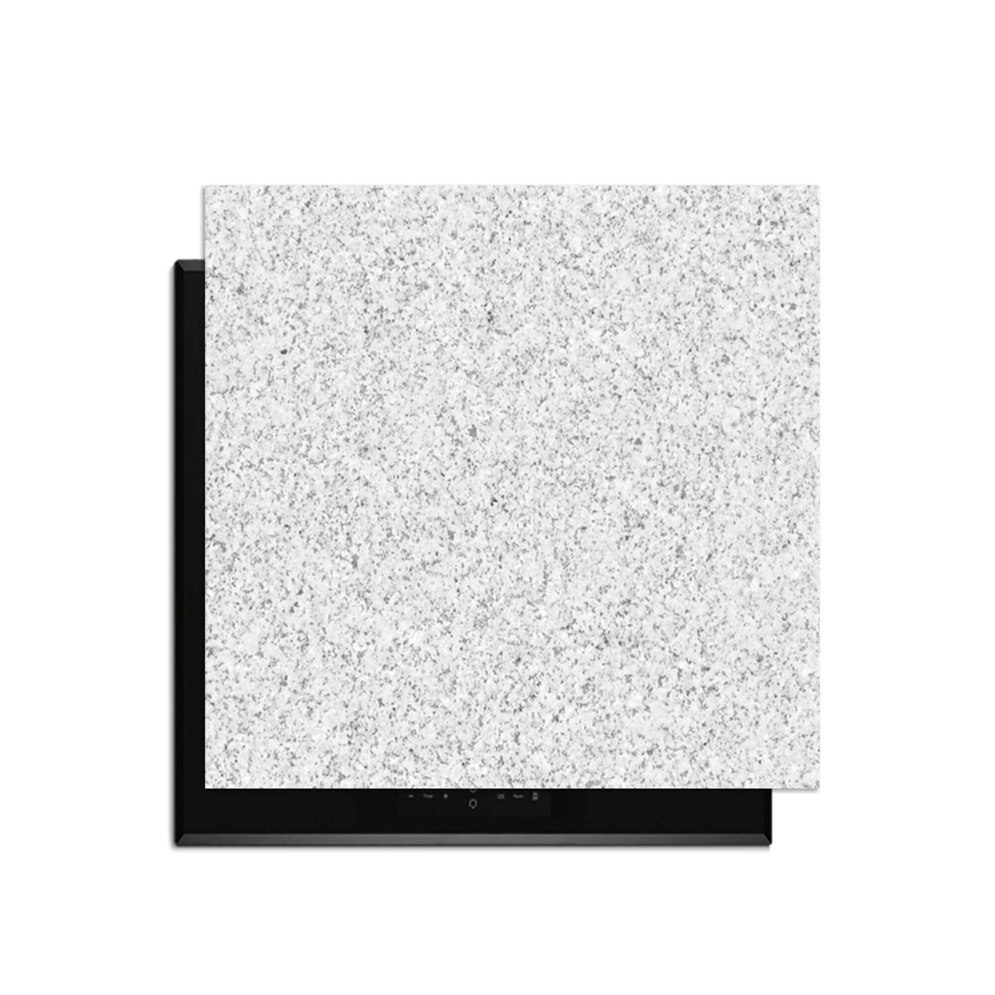 Arctic Granite - Herdabdeckplatte auf einem schwarzen Induktionskochfeld mit einem eleganten Granitmotiv.