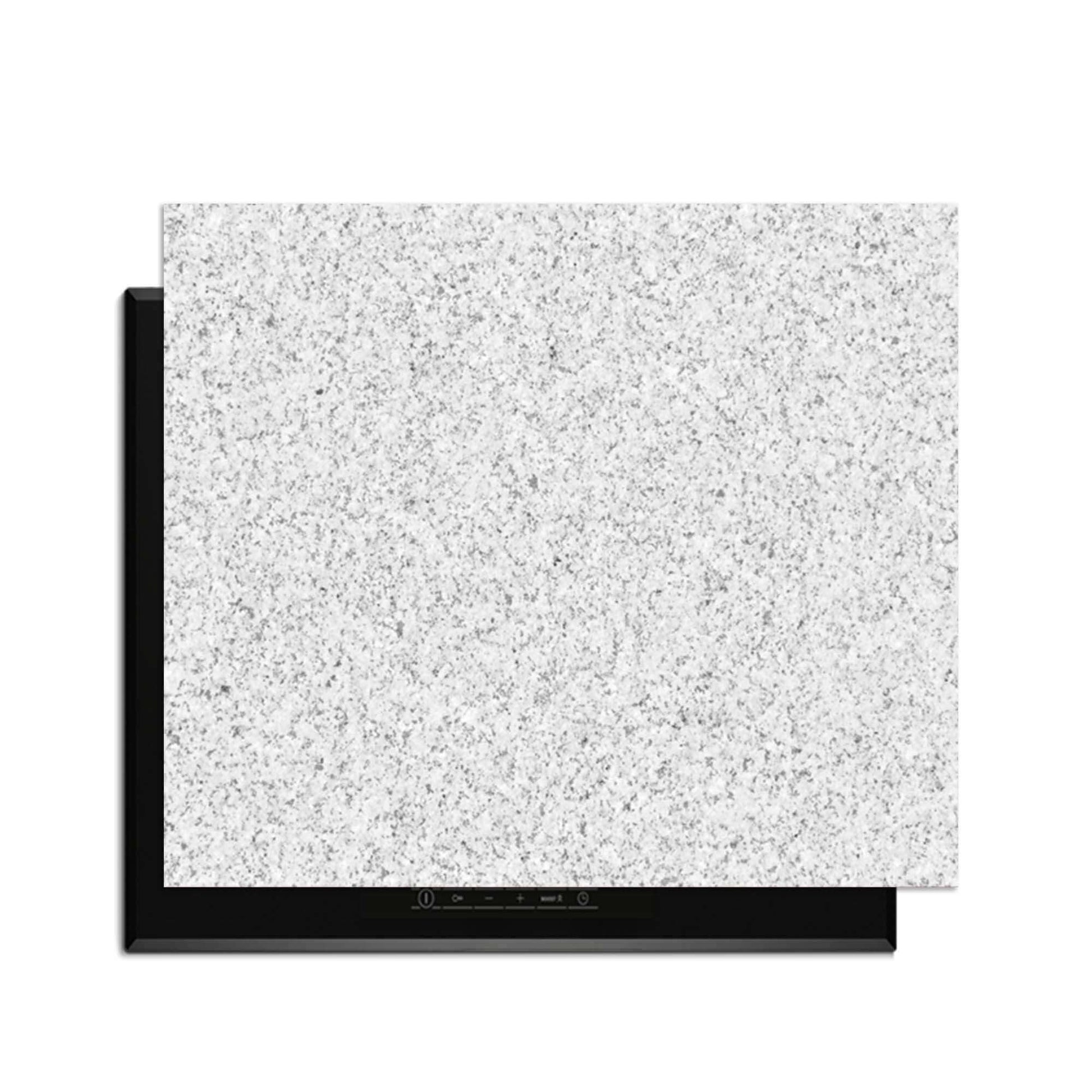 Arctic Granite - Herdabdeckplatte auf einem modernen Induktionskochfeld mit elegantem Granitmotiv.