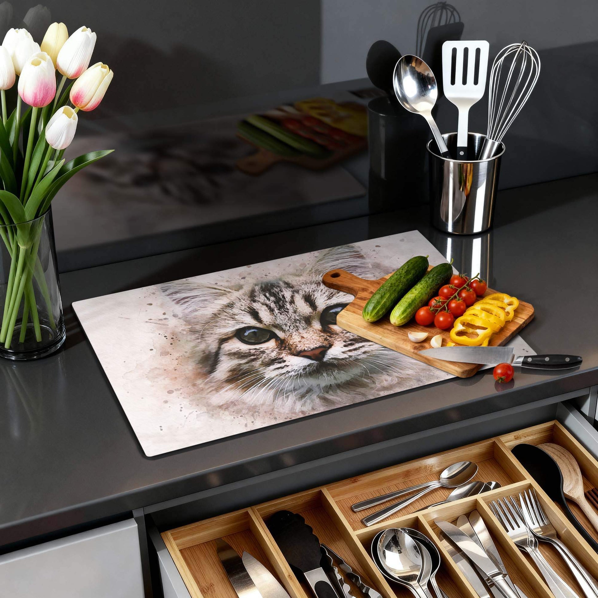 Majestic Cat - Herdabdeckplatte auf einer Küchenarbeitsplatte mit Gemüse und Utensilien.