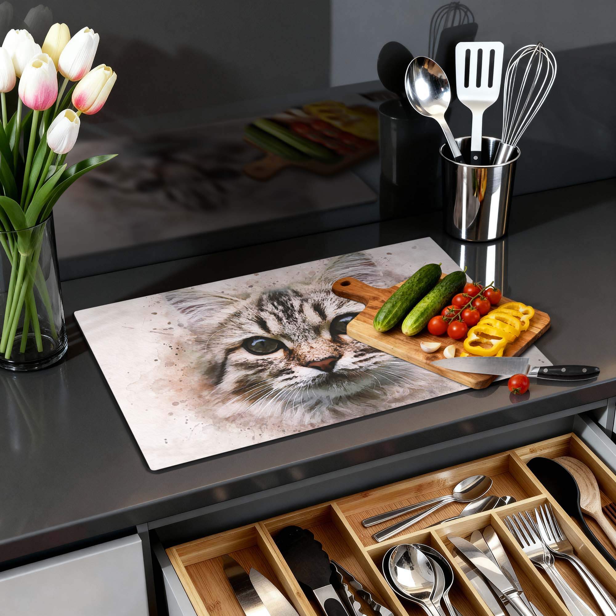 Majestic Cat - Herdabdeckplatte auf einer Küchenarbeitsplatte mit Gemüse und Utensilien.