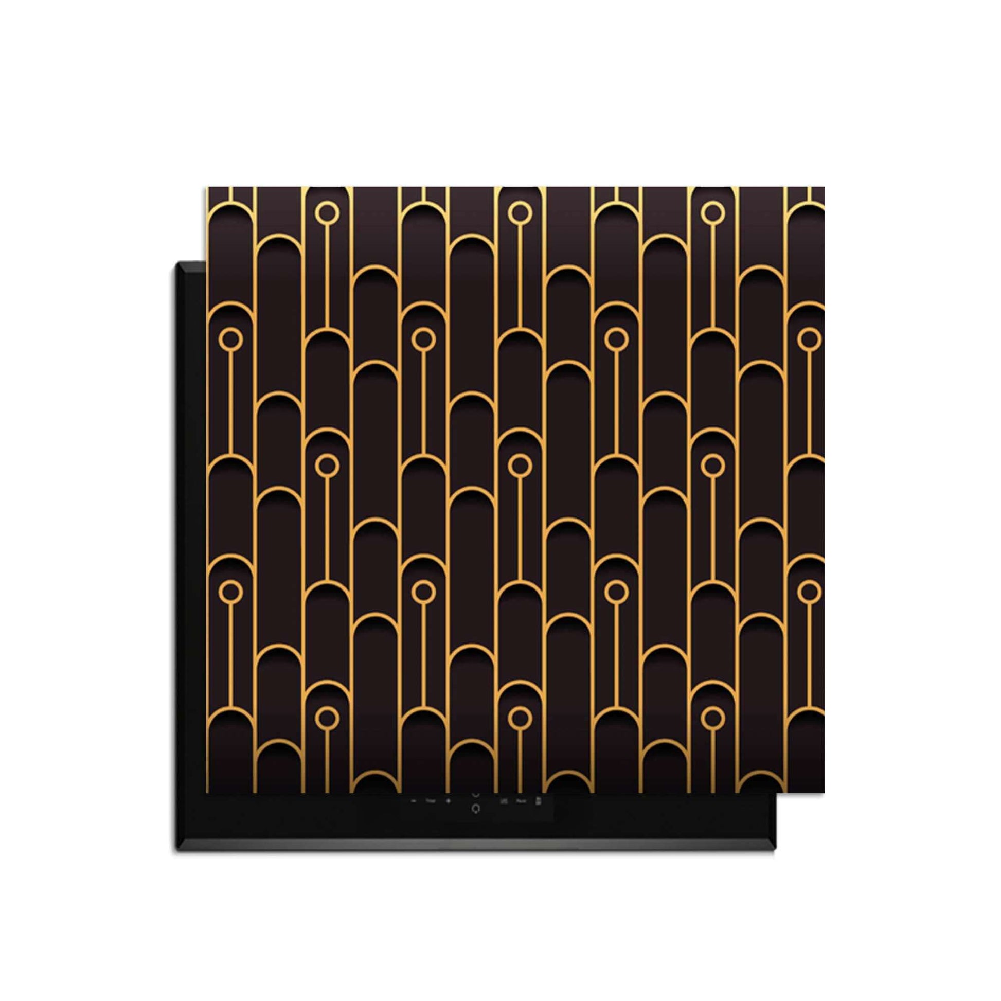 Golden Arc - Herdabdeckplatte mit elegantem geometrischen Muster und goldenen Akzenten auf einem Kochfeld.
