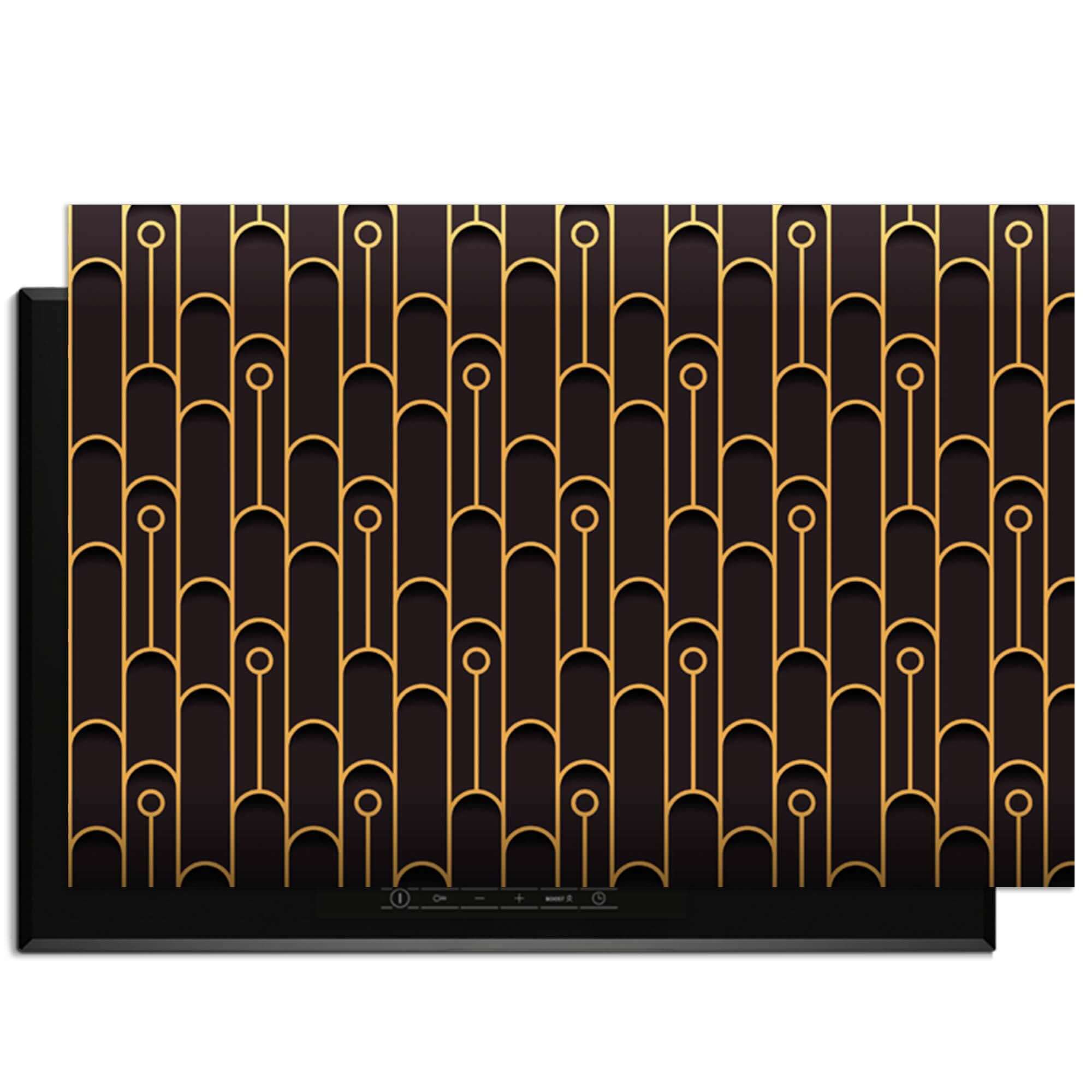 Golden Arc - Herdabdeckplatte mit luxuriösem geometrischem Muster und goldenen Akzenten auf einem Kochfeld.