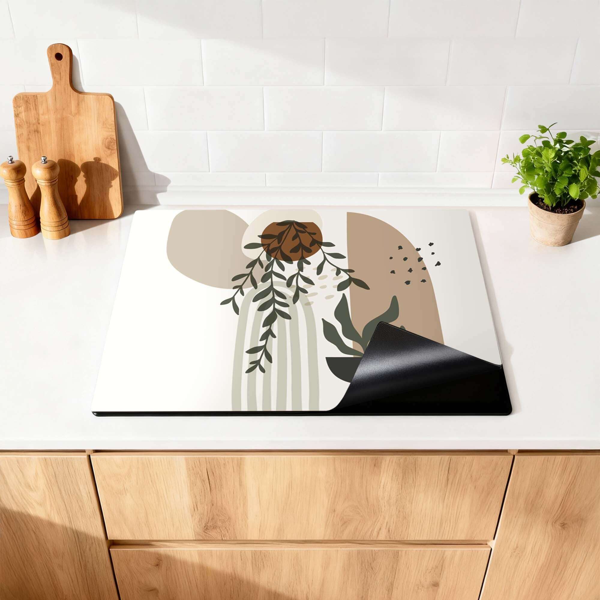 Botanical Harmony - Japandi Herdabdeckplatte auf einer Küchenarbeitsplatte mit natürlichen Elementen.