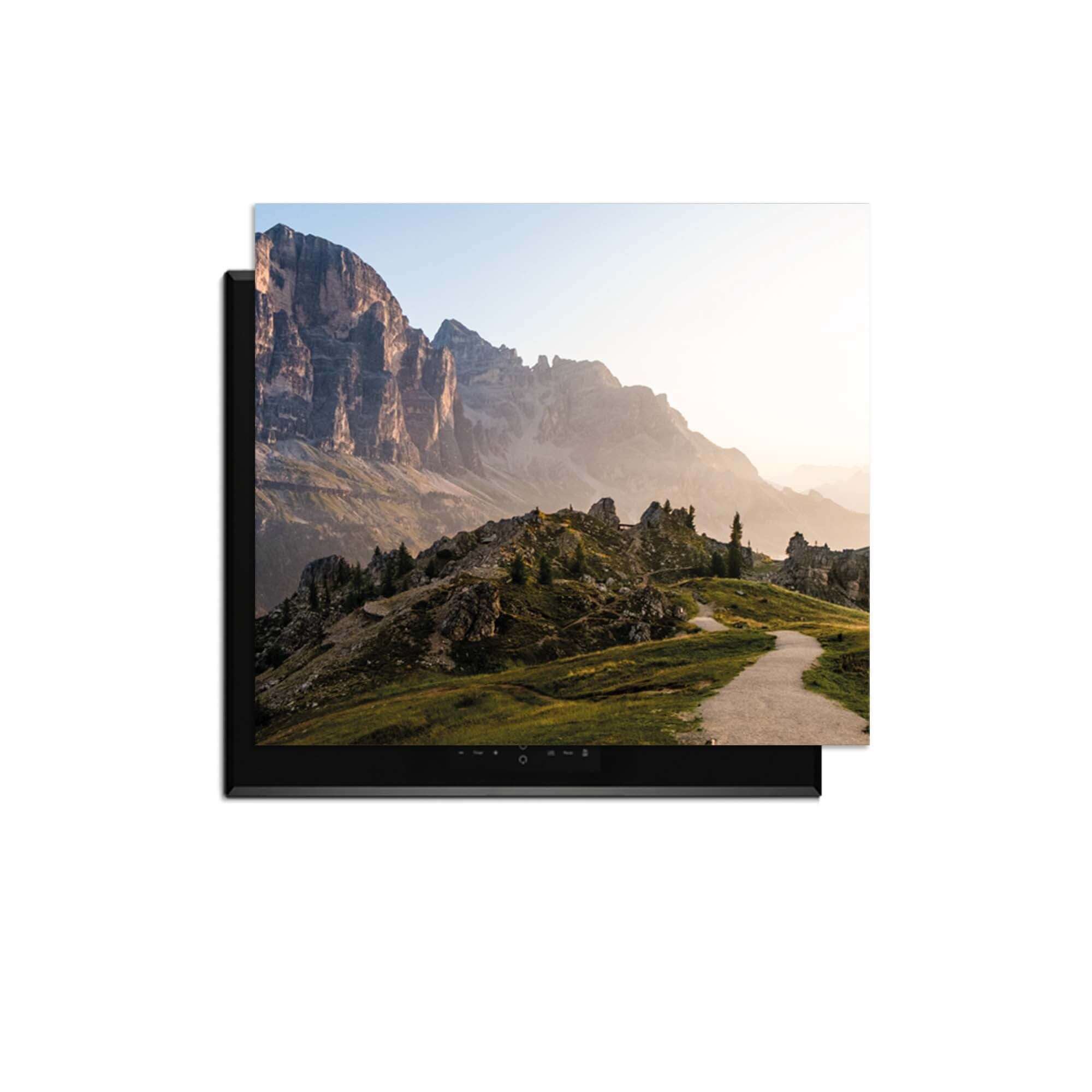 Morning Trails - Herdabdeckplatte mit einer ruhigen Berglandschaft in sanften Morgenfarben.
