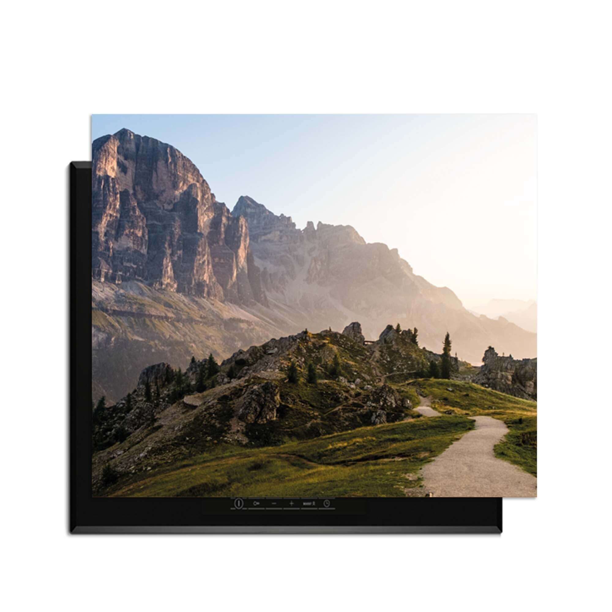 Morning Trails - Induction Guardian mit einer wunderschönen Berglandschaft am frühen Morgen.