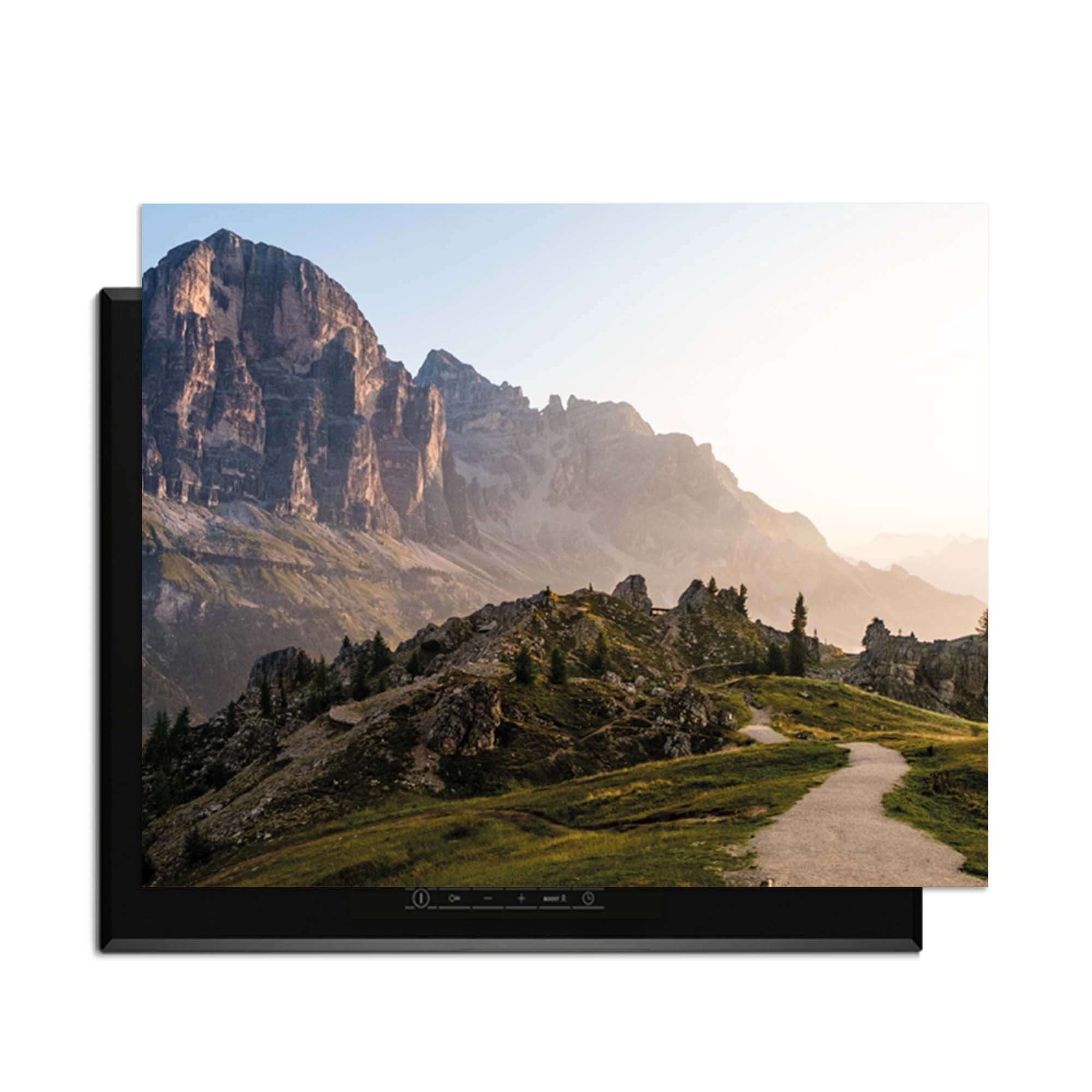 Morning Trails - Induction Guardian mit wunderschöner Berglandschaft und heiteren Morgenfarben.