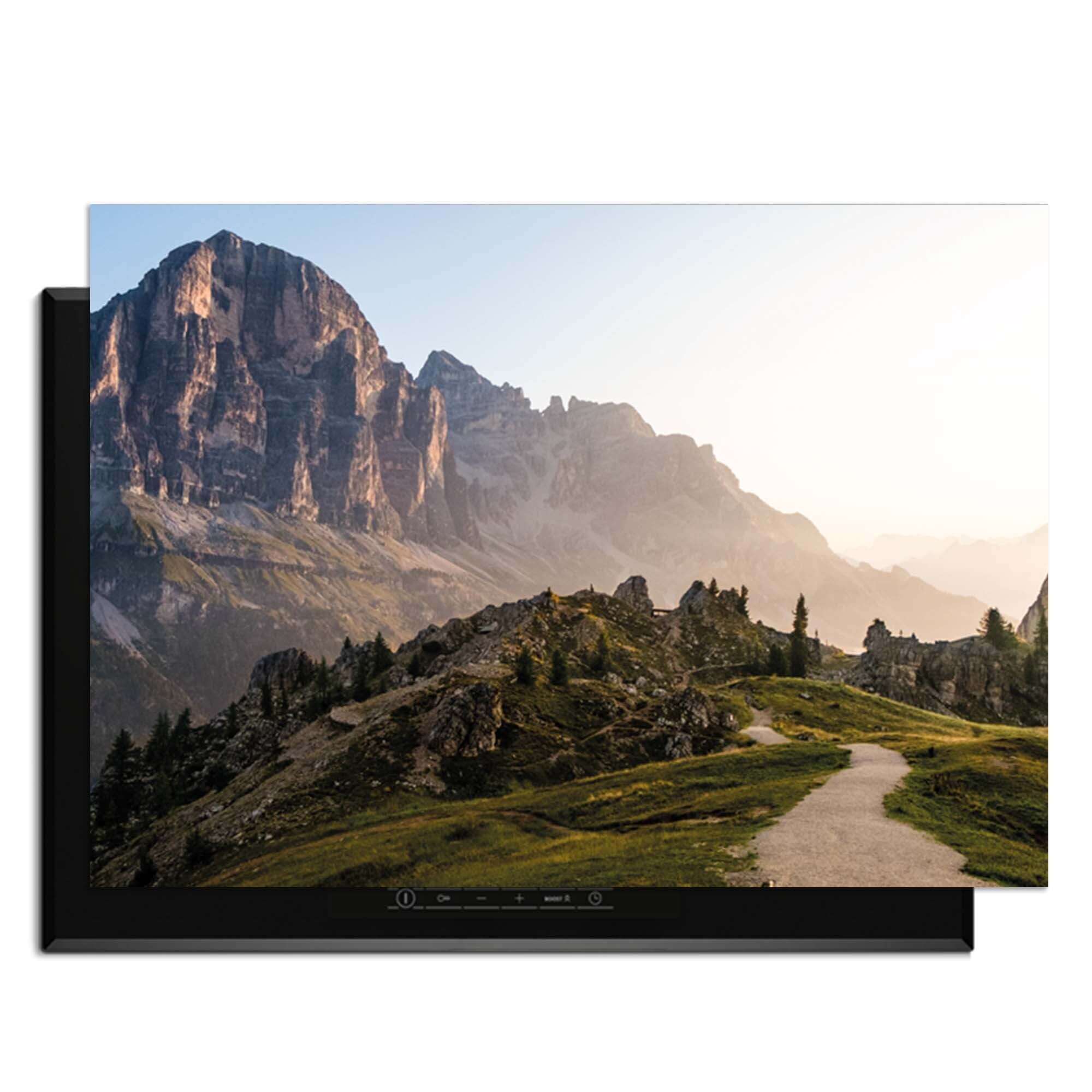 Morning Trails - Herdabdeckplatte mit einer beruhigenden Berglandschaft in sanften Morgenfarben.