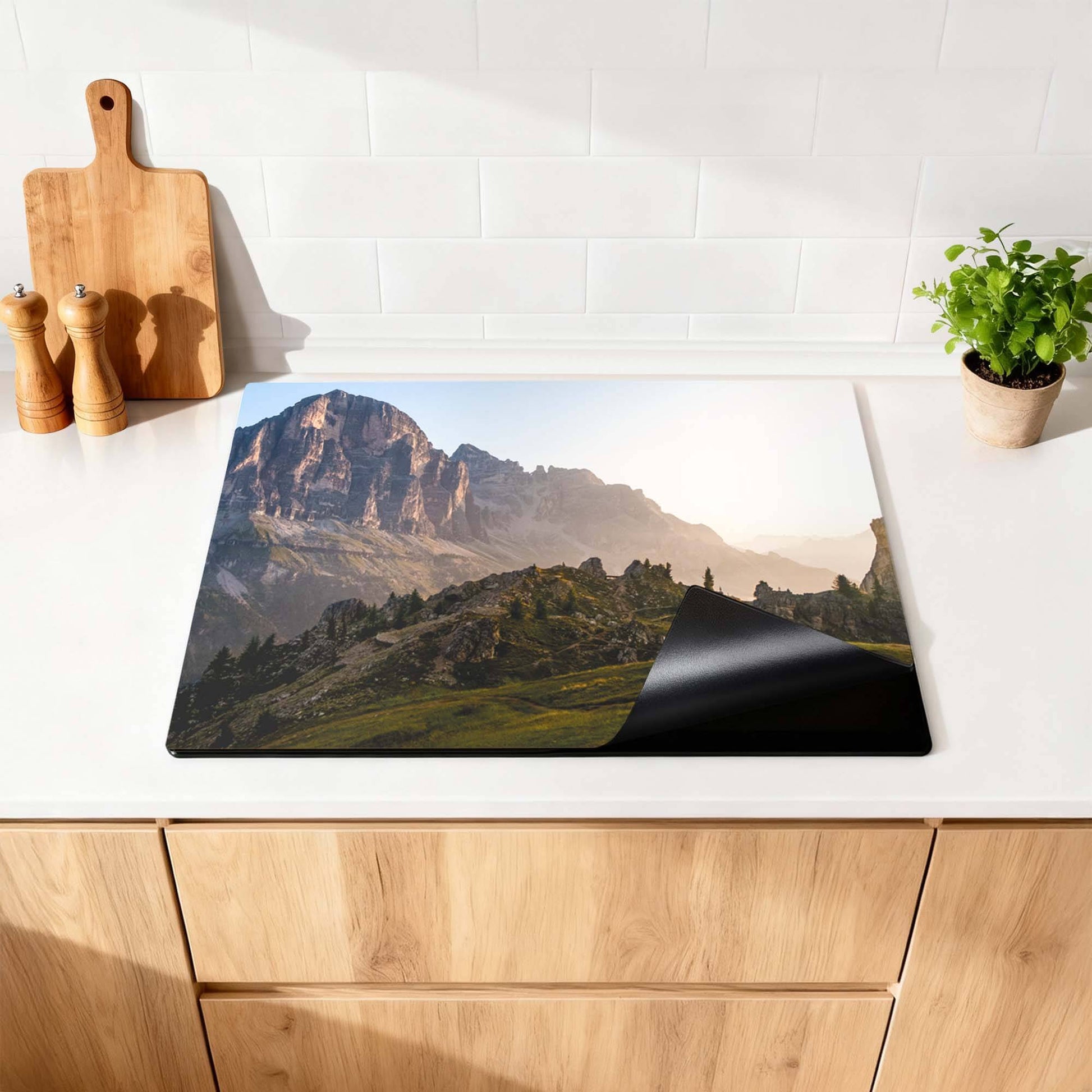 Morning Trails - Herdabdeckplatte auf einer Küchenarbeitsplatte mit einer ruhigen Berglandschaft.