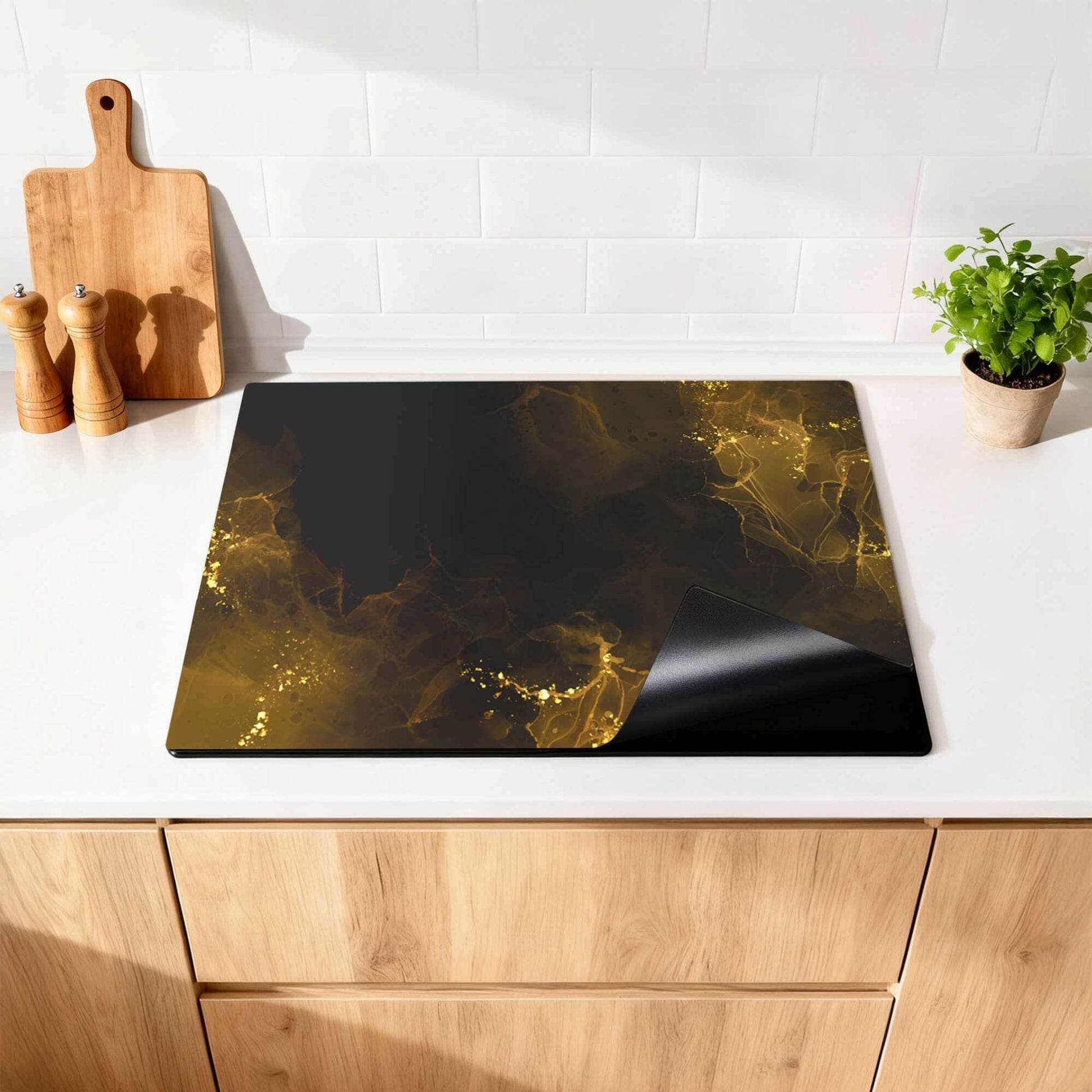 Golden Smoke - Herdabdeckplatte auf einer Küchenarbeitsplatte mit luxuriösem Aussehen und goldenem Dunst.