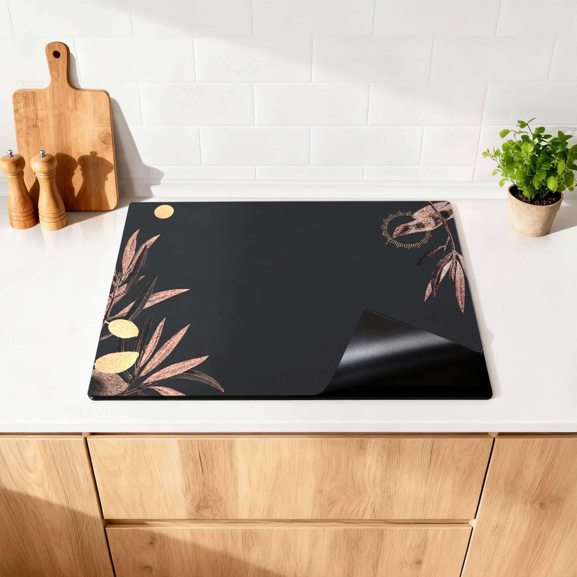 Golden Olive - Herdabdeckplatte auf einer modernen Küche blanco, mit Olivenzweigen und stilvollen Akzenten.