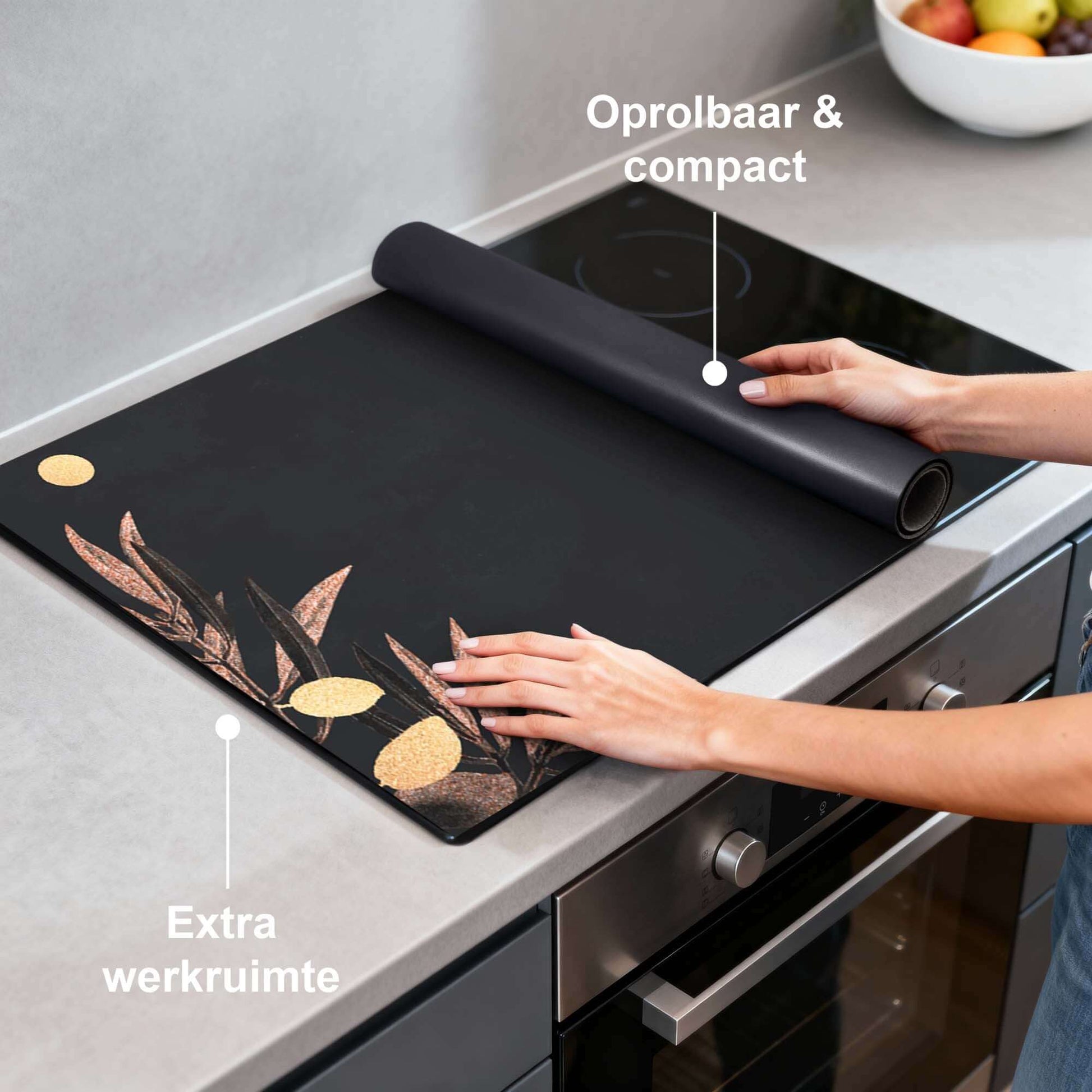 Golden Olive - Herdabdeckplatte auf einem Kochfeld, luxuriöses Design mit goldenen Olivenzweigen und elegantem Vogel.