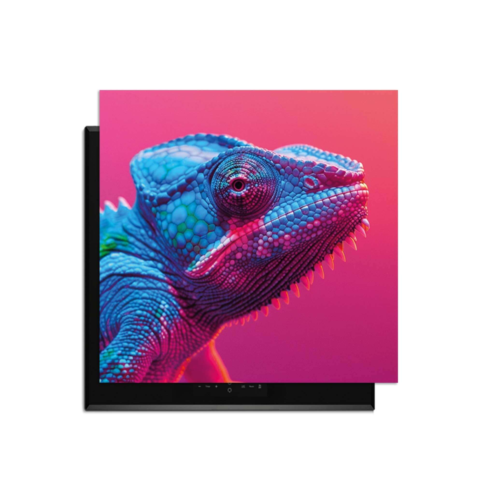 Chroma Cameleon - Herdabdeckplatte mit einem bunten Chamäleon im Neon-Stil auf einem Induktionskochfeld.