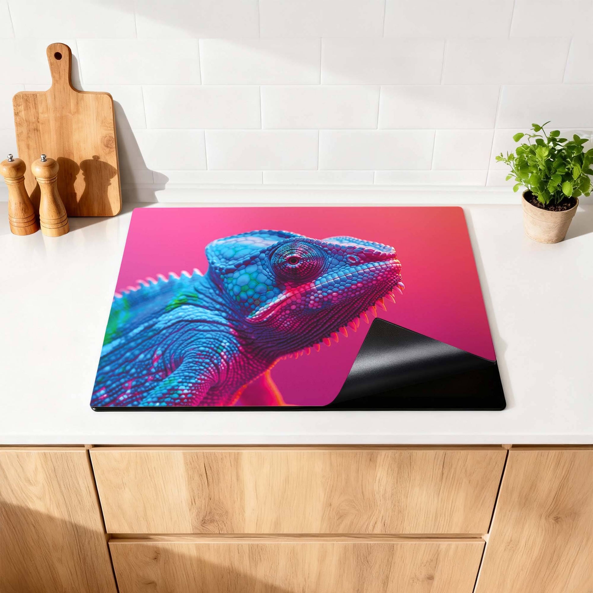 Chroma Cameleon - Herdabdeckplatte mit Neon-Chamäleon-Design auf einer Arbeitsplatte.
