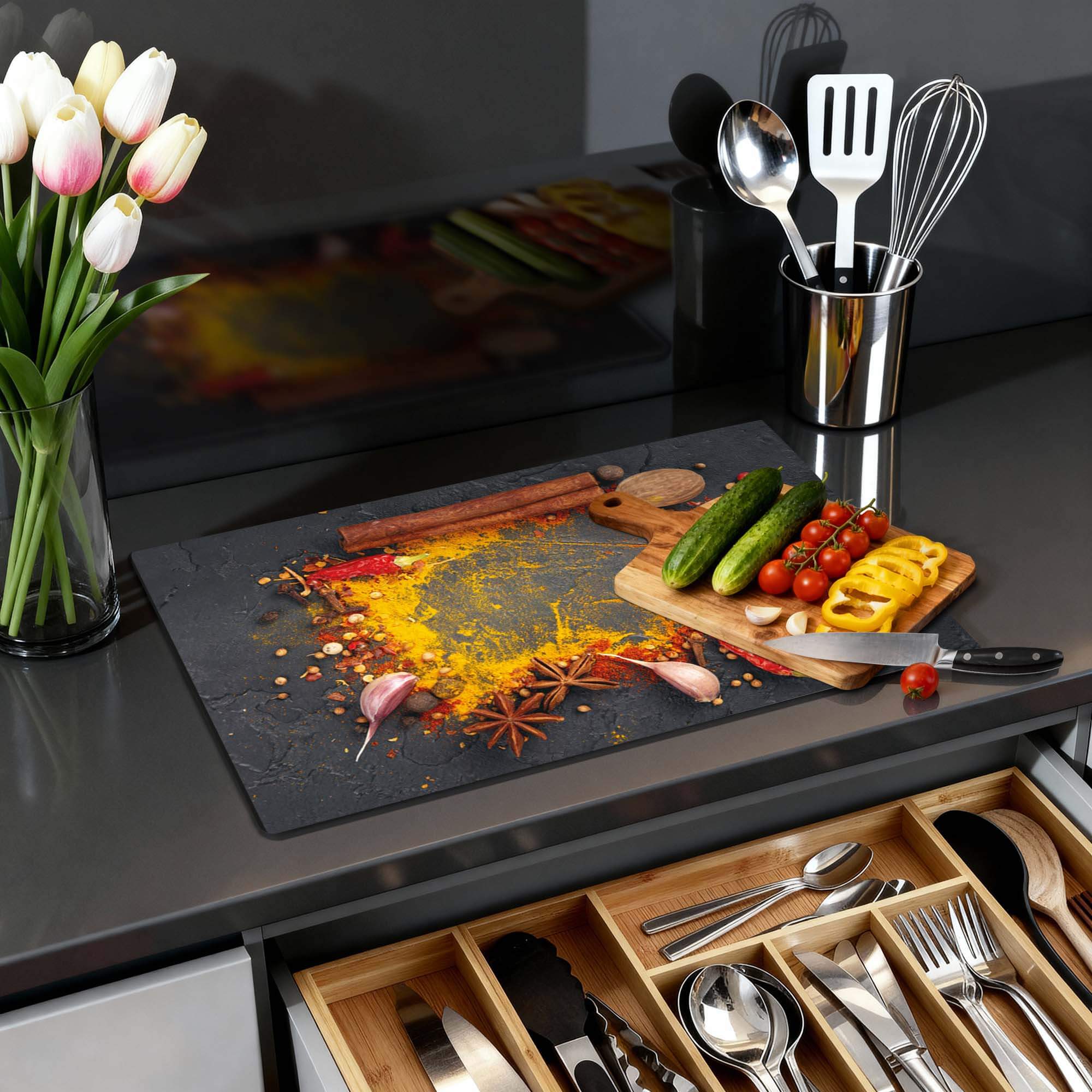 Eastern Spice Mix - Herdabdeckplatte auf einer Küchenplatte mit Gewürzen und frischem Gemüse.