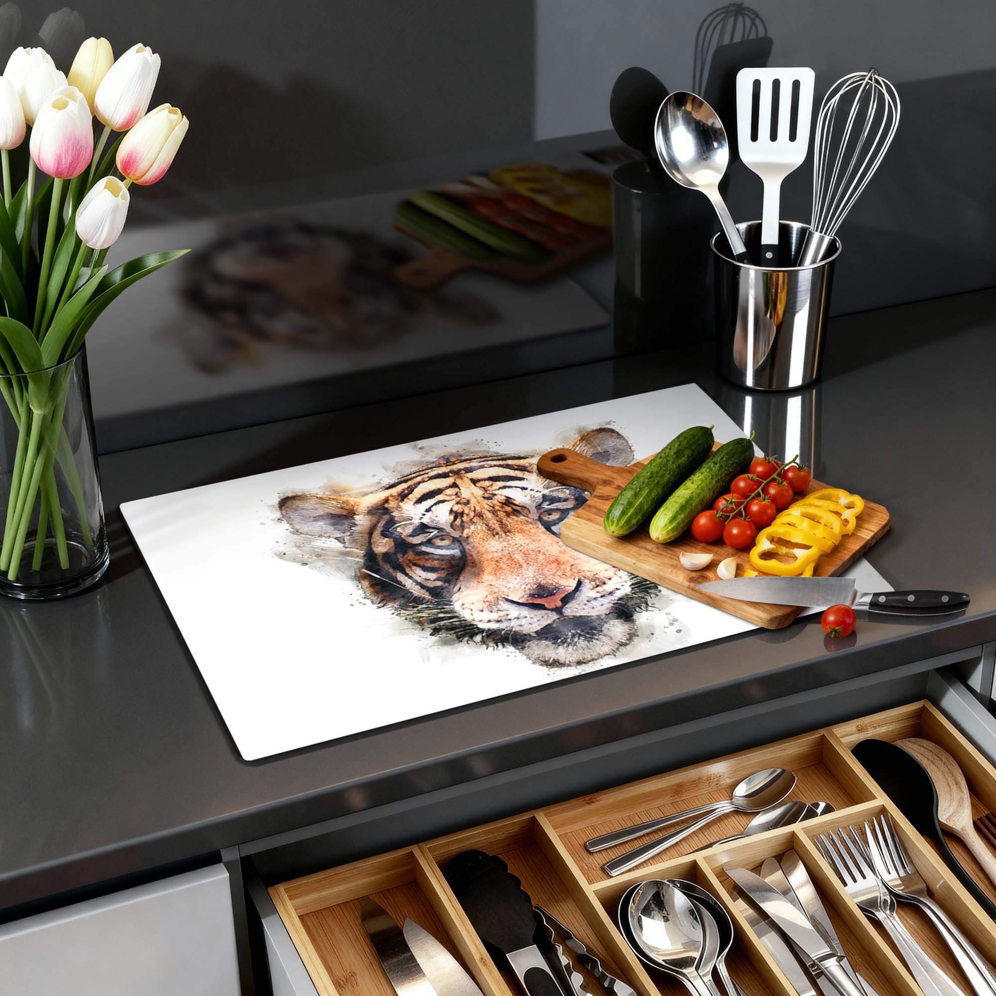 Majestic Tiger - Herdabdeckplatte mit aquarelliertem Tigerkopf in stilvoller Küchenumgebung.