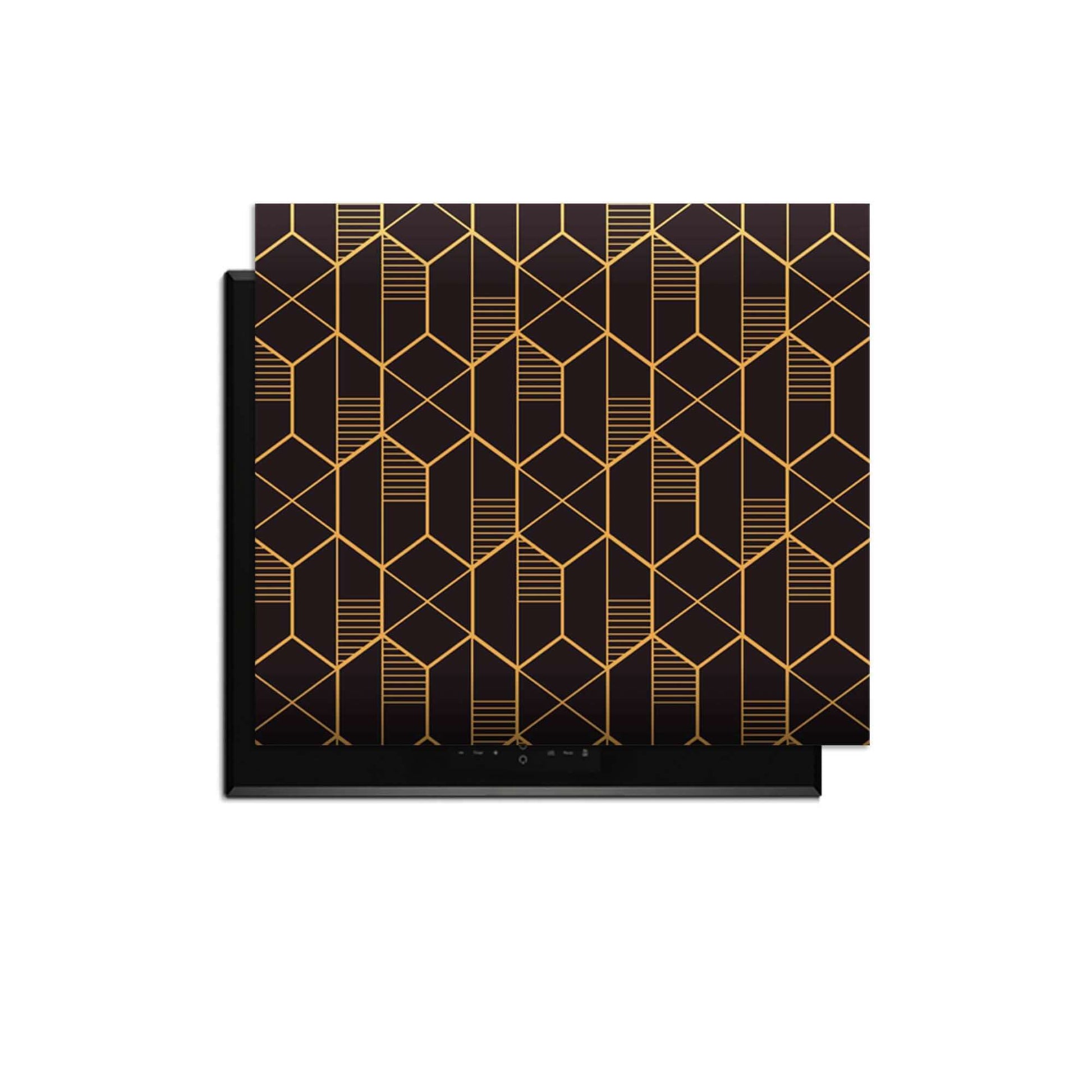 Goldenes Prisma - Herdabdeckplatte mit geometrischem goldenem Muster auf tiefschwarzem Hintergrund.