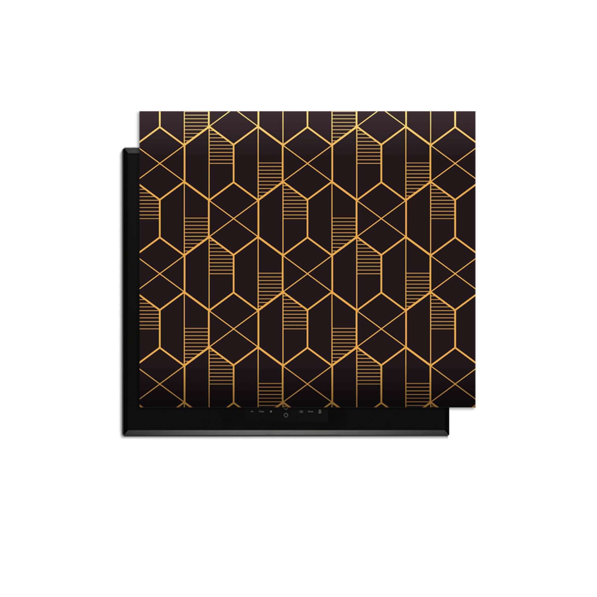Goldenes Prisma - Herdabdeckplatte mit geometrischem goldenem Muster auf tiefschwarzem Hintergrund.