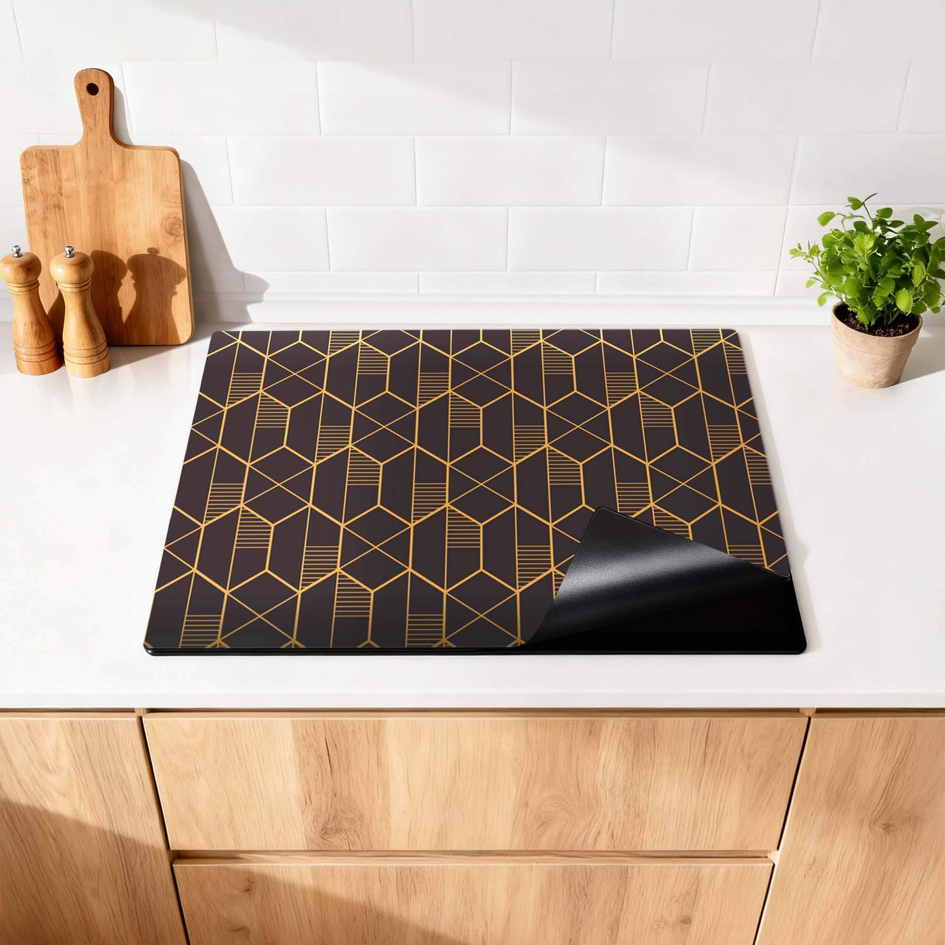 Goldenes Prisma - Herdabdeckplatte mit geometrischem Muster in Gold auf Schwarz, perfekt für den Küchenschutz.