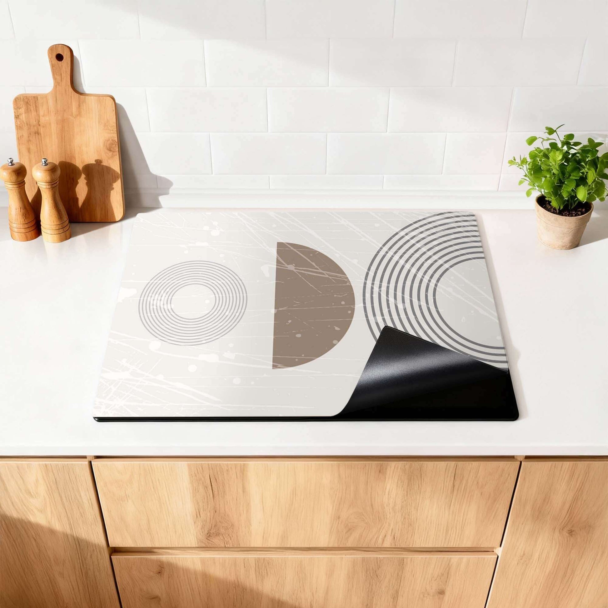 Minimal Waves - Japandi Herdabdeckplatte auf einem modernen Küchentisch mit grafischem Design.