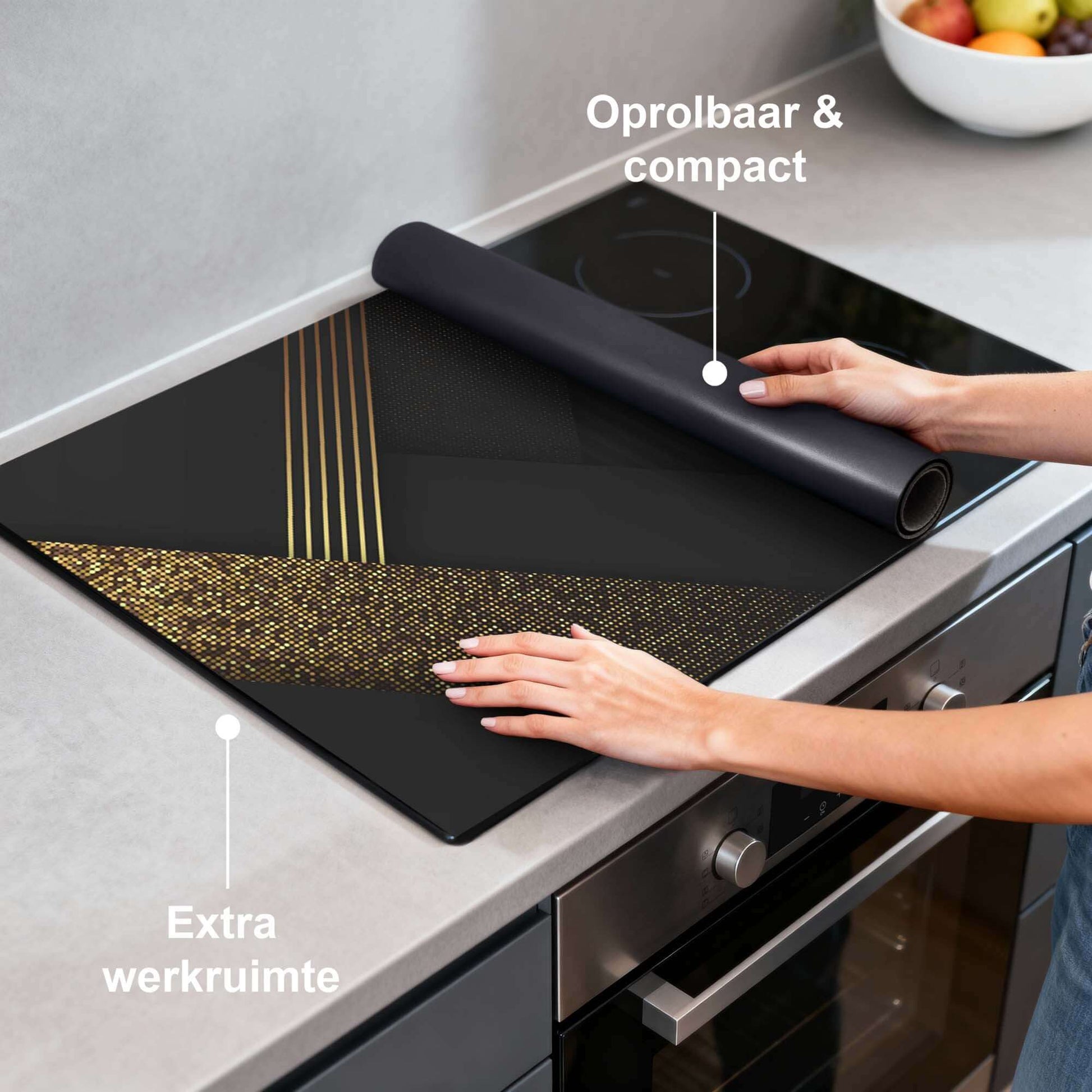 Goldene Geometrie - Herdabdeckplatte auf einem Kochfeld, modernes Design mit goldener Geometrie und zusätzlicher Arbeitsfläche.