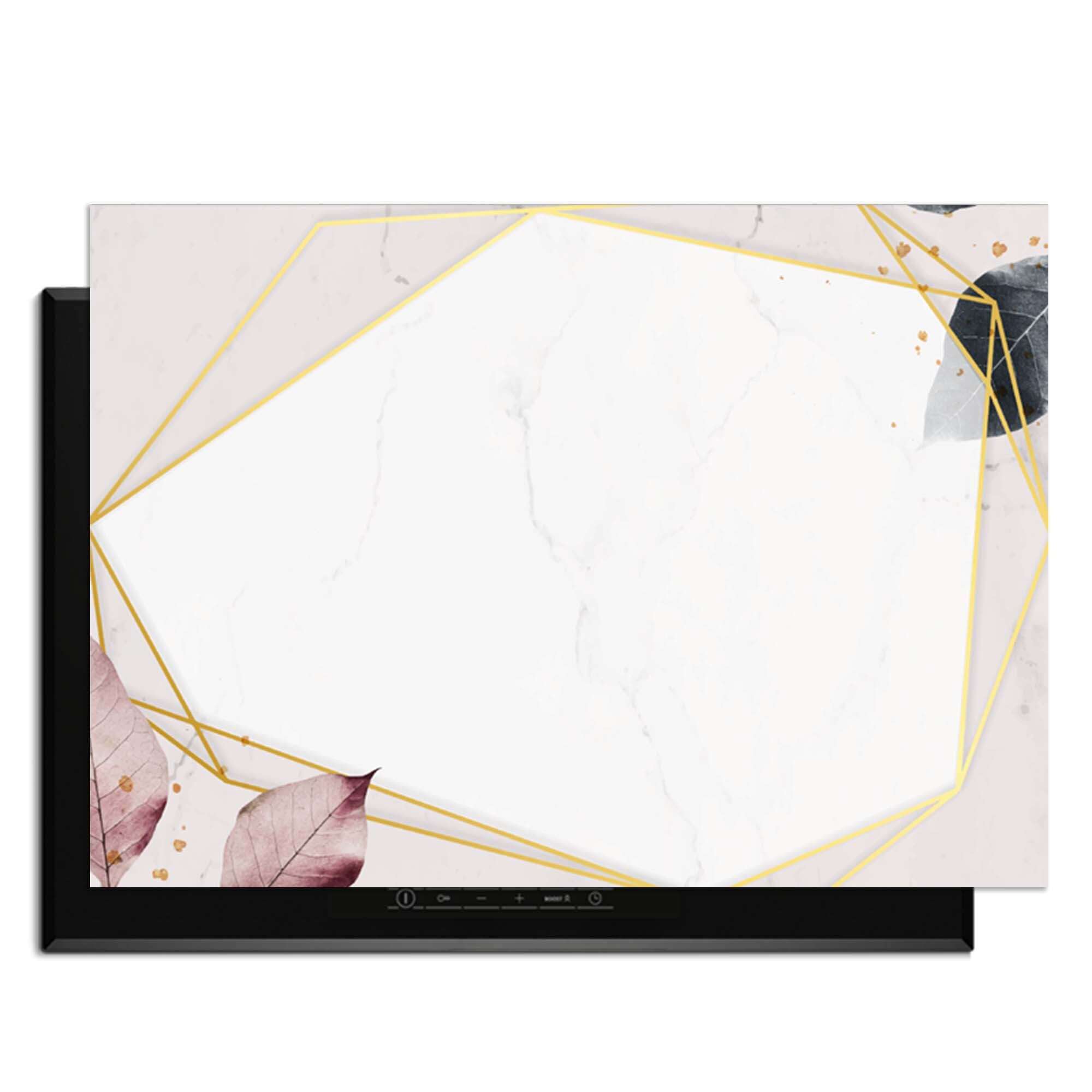 Geometrische Eleganz - Herdabdeckplatte mit weißem Marmormuster und goldenen Linien, moderner Stil.