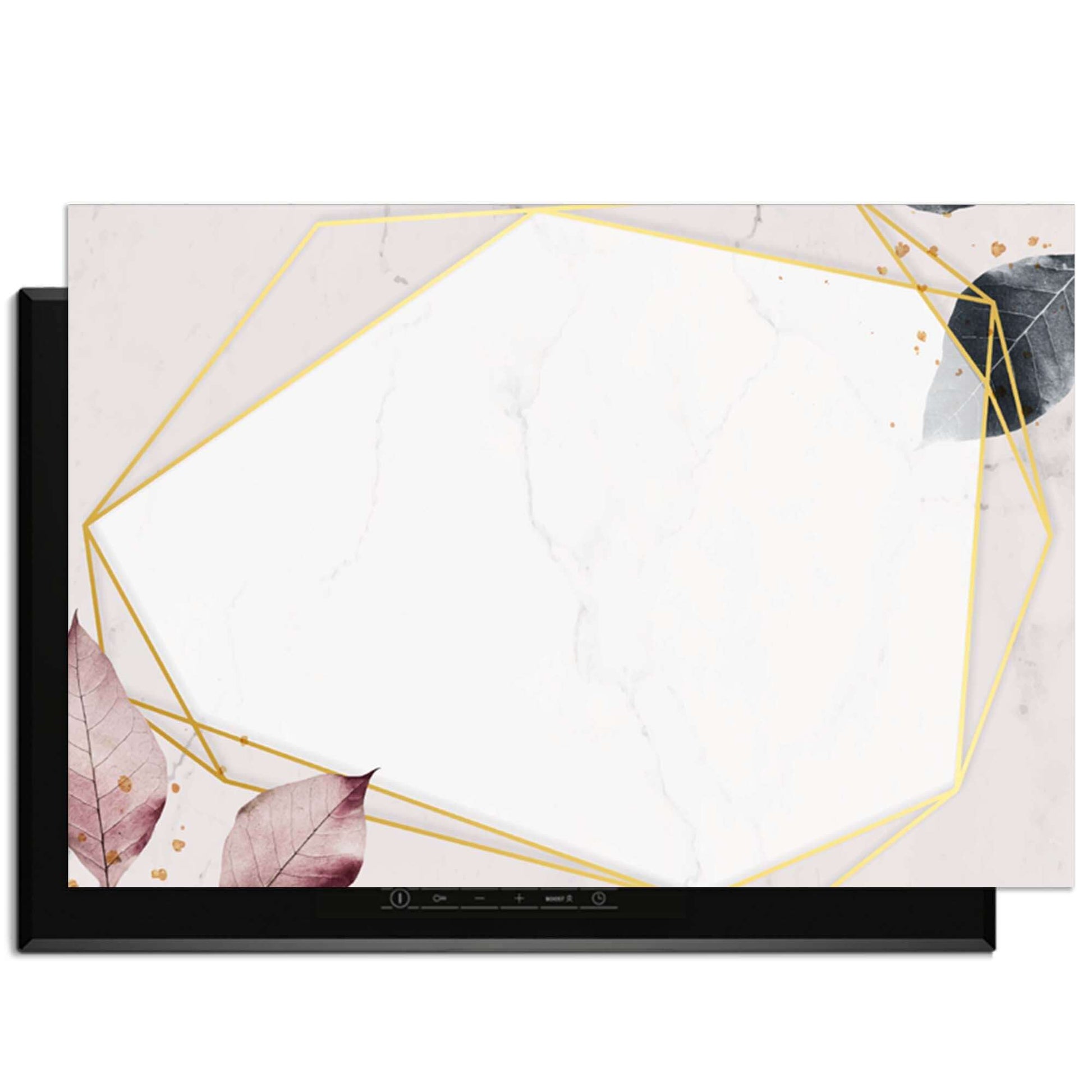 Geometrische Eleganz - Herdabdeckplatte mit weißem Marmormuster, goldenen Linien und Blättern für einen modernen Look.