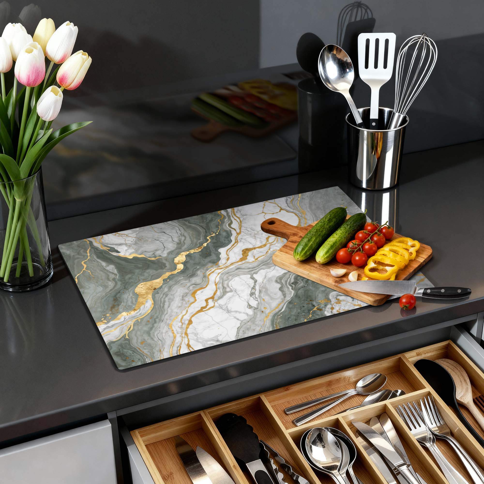Luxuriöser Marmor Grün - Herdabdeckplatte auf einer Küchenarbeitsplatte mit Gemüse und Blumen.