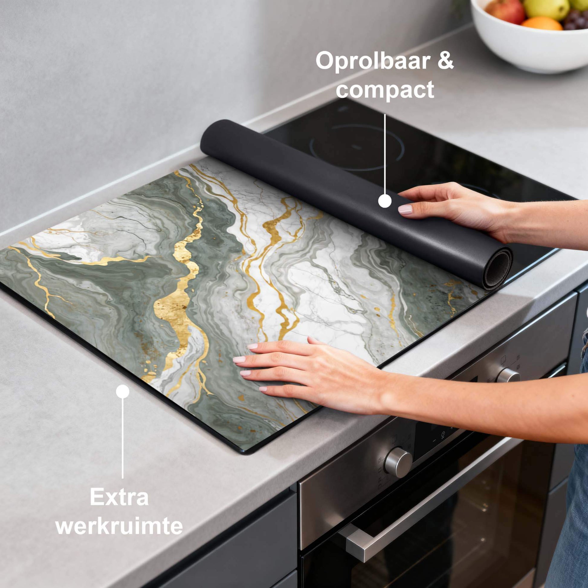 Luxuriöses Marmorgrün - Herdabdeckplatte auf einem Kochfeld, stilvolles und praktisches Design für zusätzliche Arbeitsfläche.