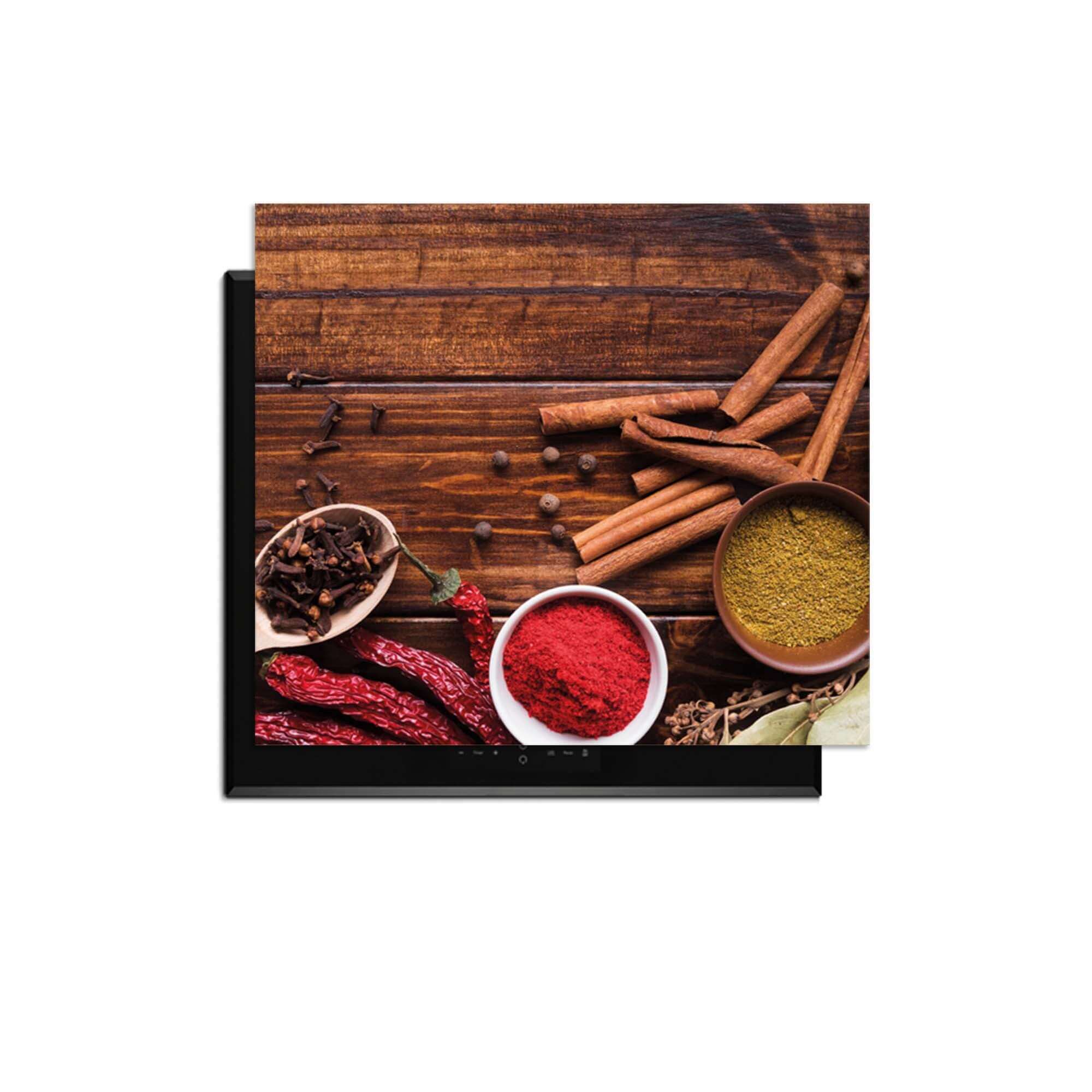 Warm Spice Harmony - Herdabdeckplatte mit bunten Gewürzen auf einem hölzernen Hintergrund.