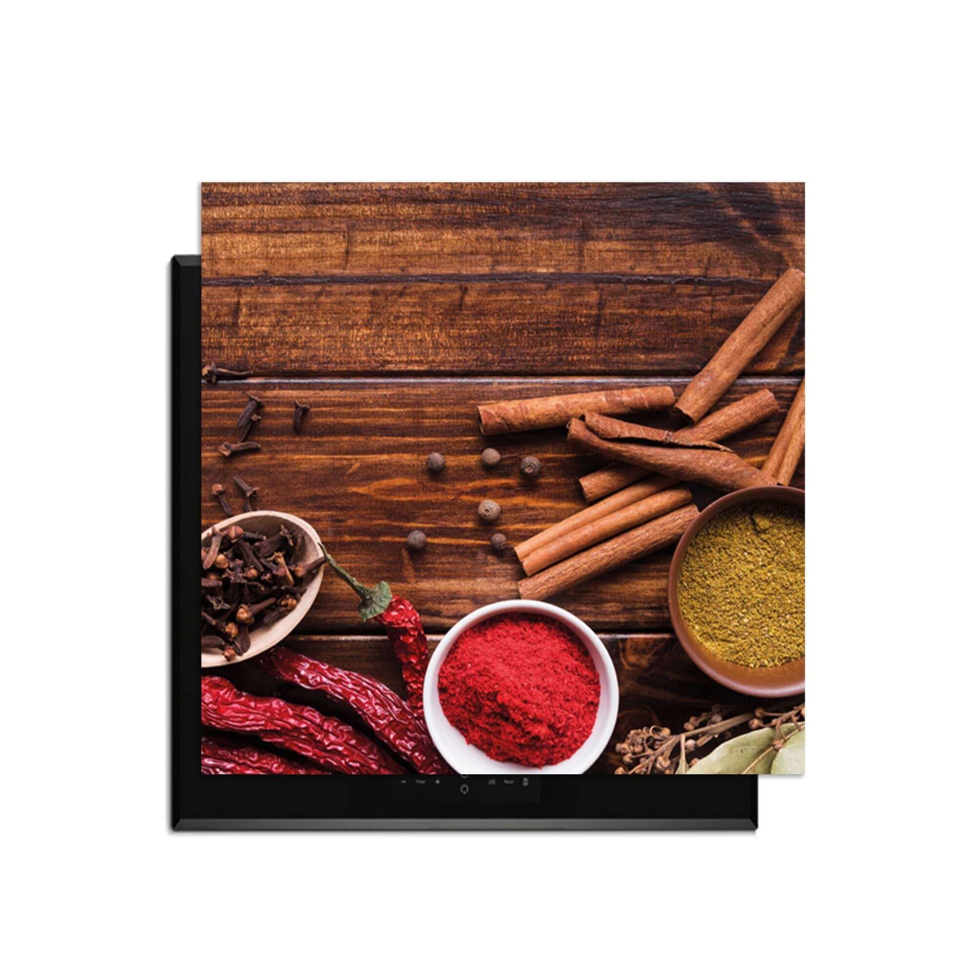 Warm Spice Harmony - Herdabdeckplatte mit reichhaltigen Kräutern und Gewürzen auf einem Holztisch.