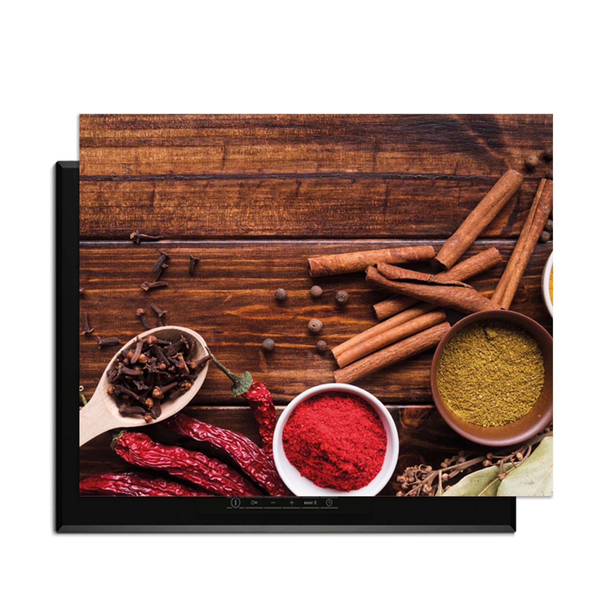 Warm Spice Harmony - Herdabdeckplatte mit Kräutern und Gewürzen auf Holzoberfläche.