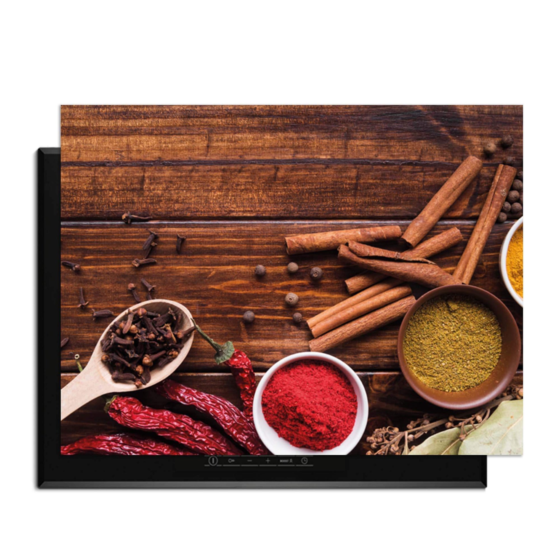 Warm Spice Harmony - Herdabdeckplatte mit bunten Gewürzen und Kräutern auf einem hölzernen Hintergrund.