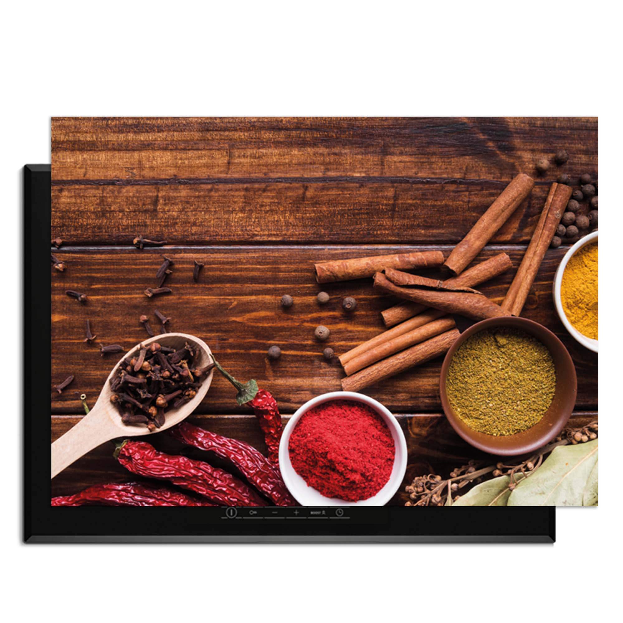 Warm Spice Harmony - Herdabdeckplatte mit Kräutern und Gewürzen auf einer Holzoberfläche.