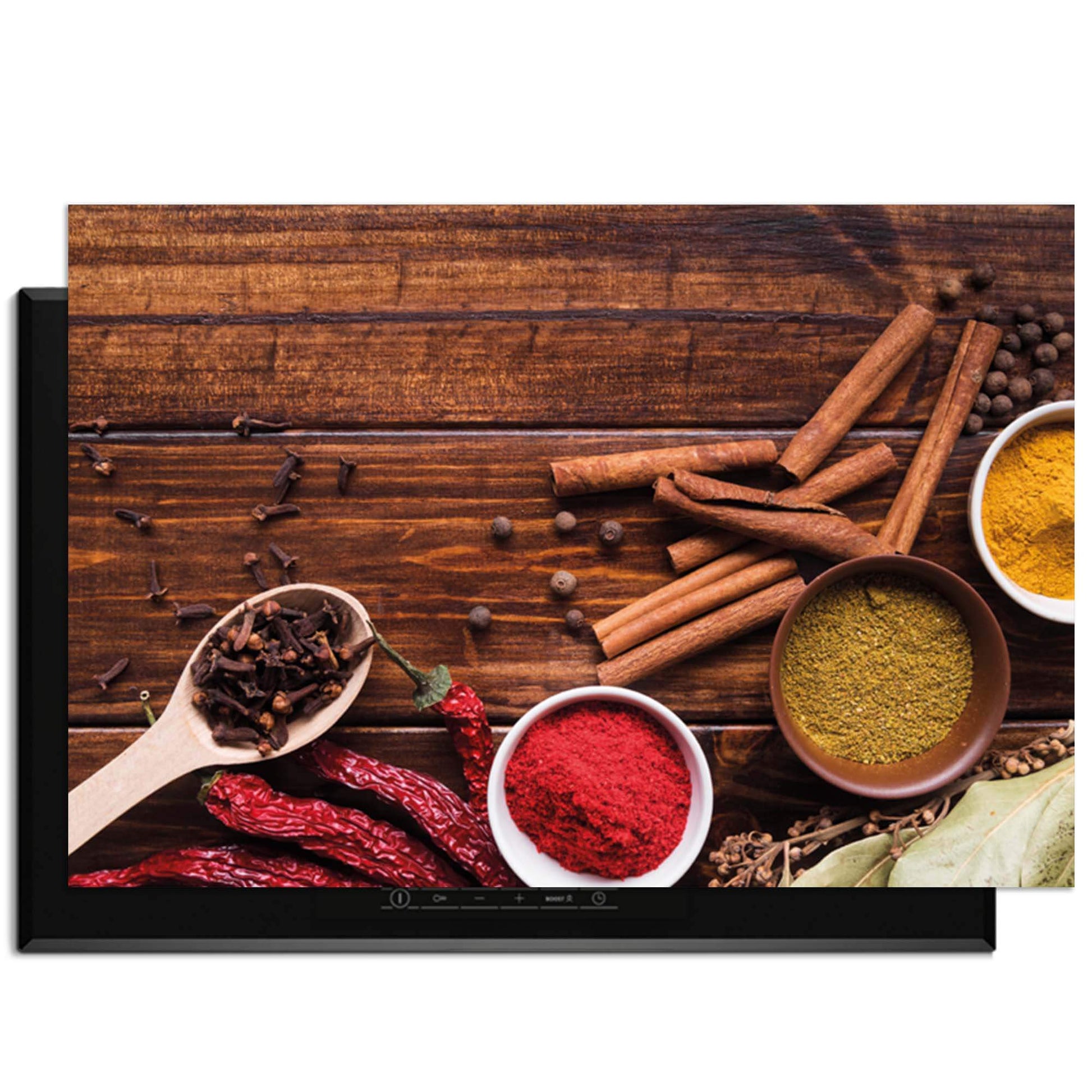 Warm Spice Harmony - Herdabdeckplatte mit einer Auswahl von Kräutern und Gewürzen auf einem hölzernen Hintergrund.