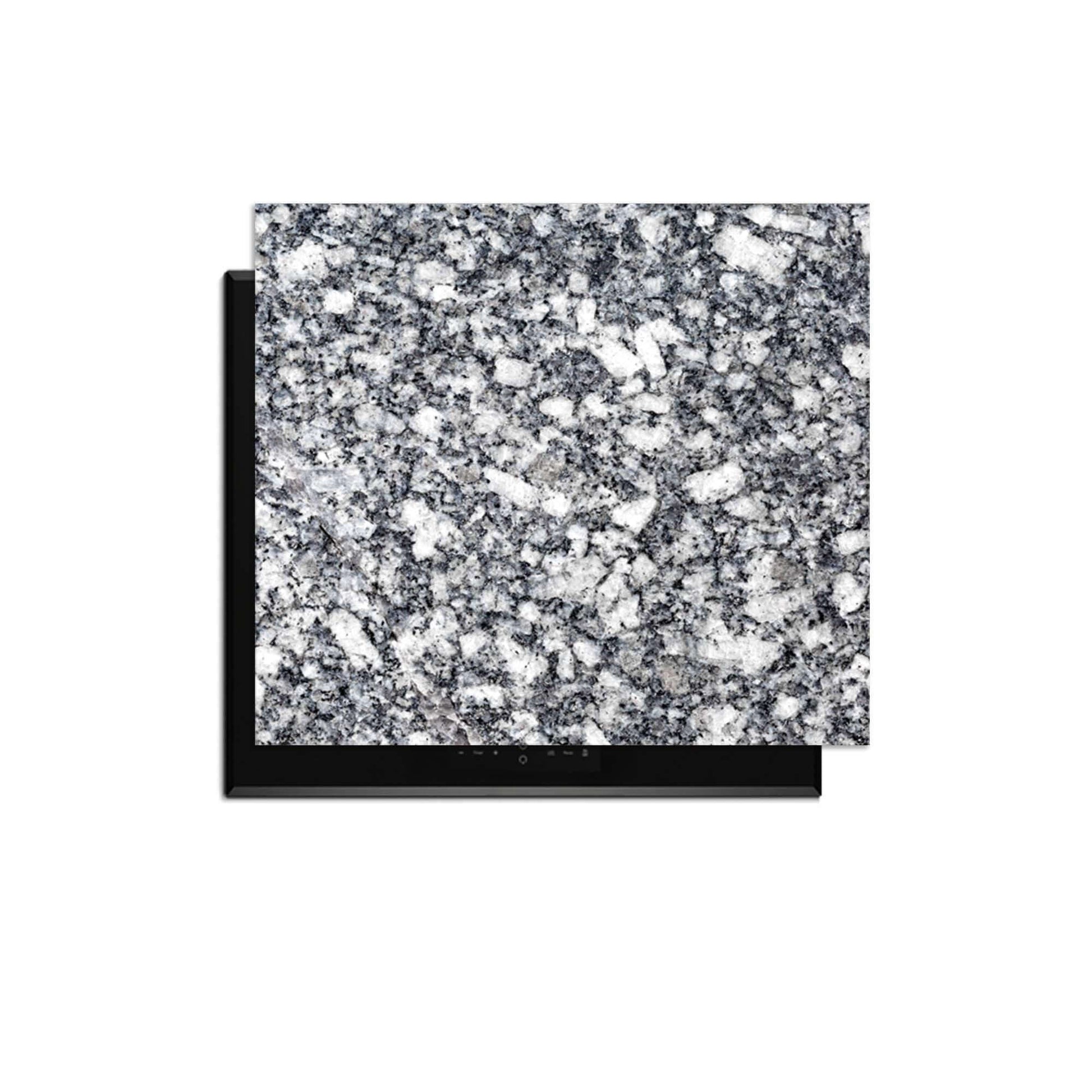 Midnight Granite - Herdabdeckplatte auf einem Induktionskochfeld, luxuriöse Granittextur zum Schutz der Küche.