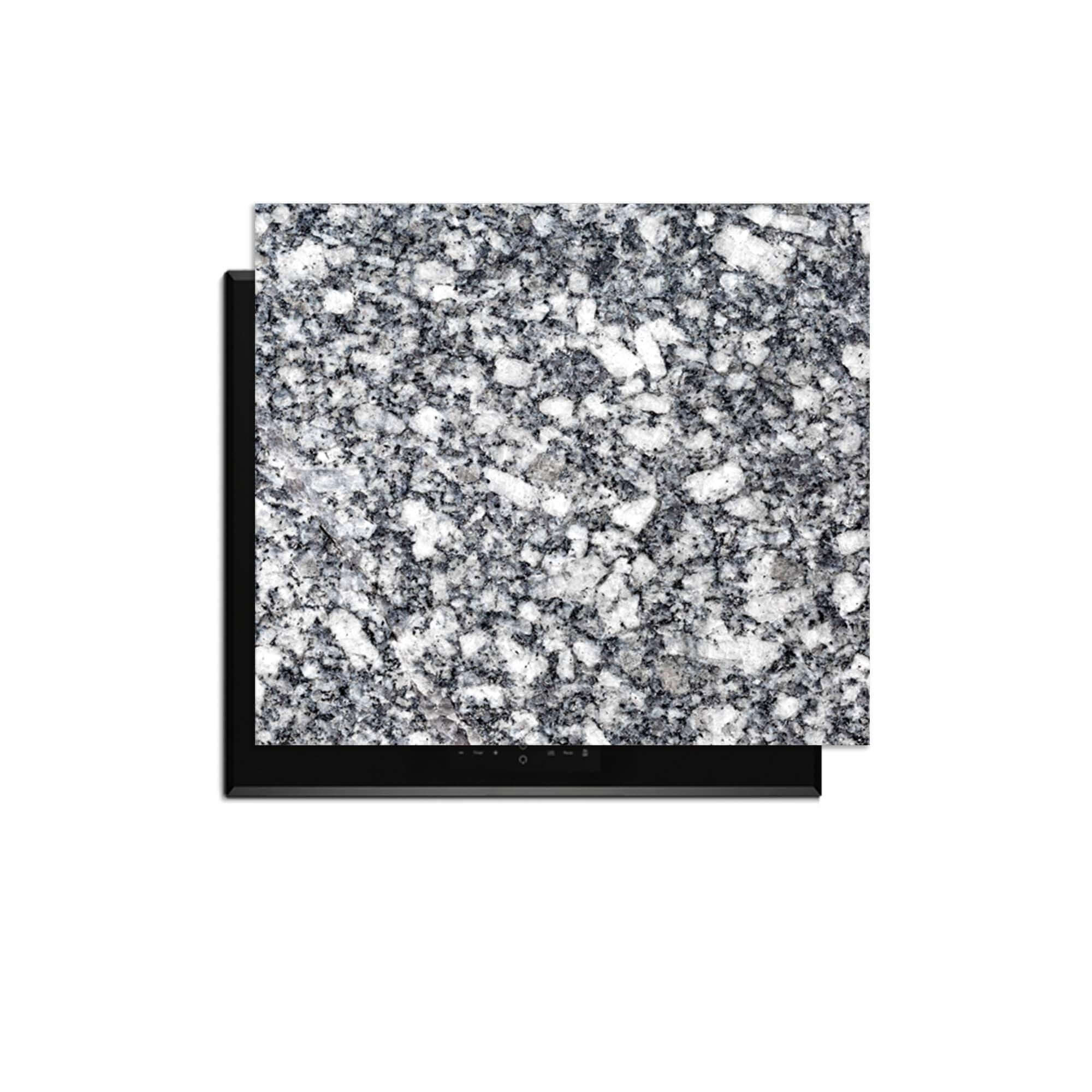 Midnight Granite - Herdabdeckplatte auf einem Induktionskochfeld, luxuriöse Granittextur zum Schutz der Küche.