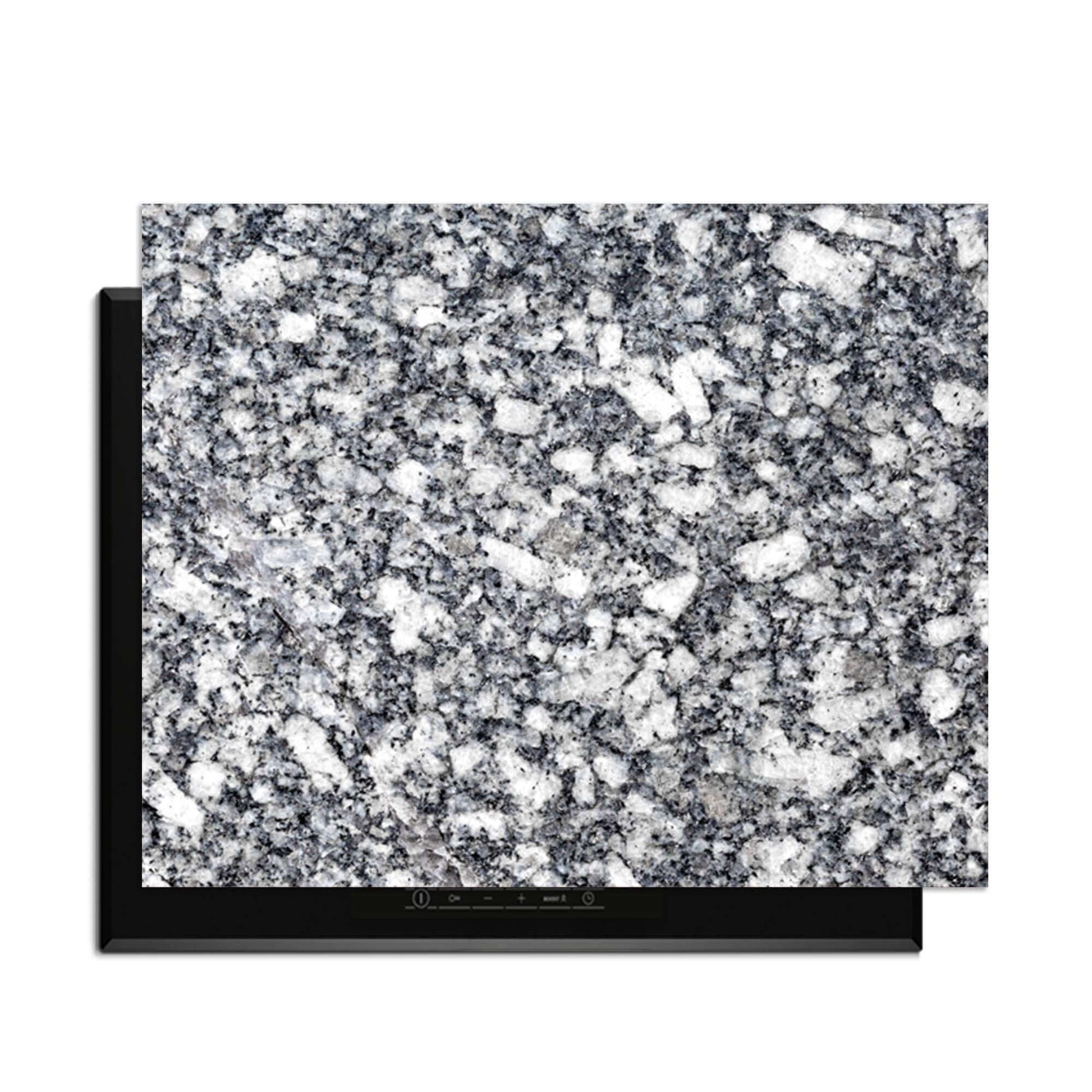 Midnight Granite - Herdabdeckplatte auf einem Induktionskochfeld mit einer luxuriösen Granitstruktur.