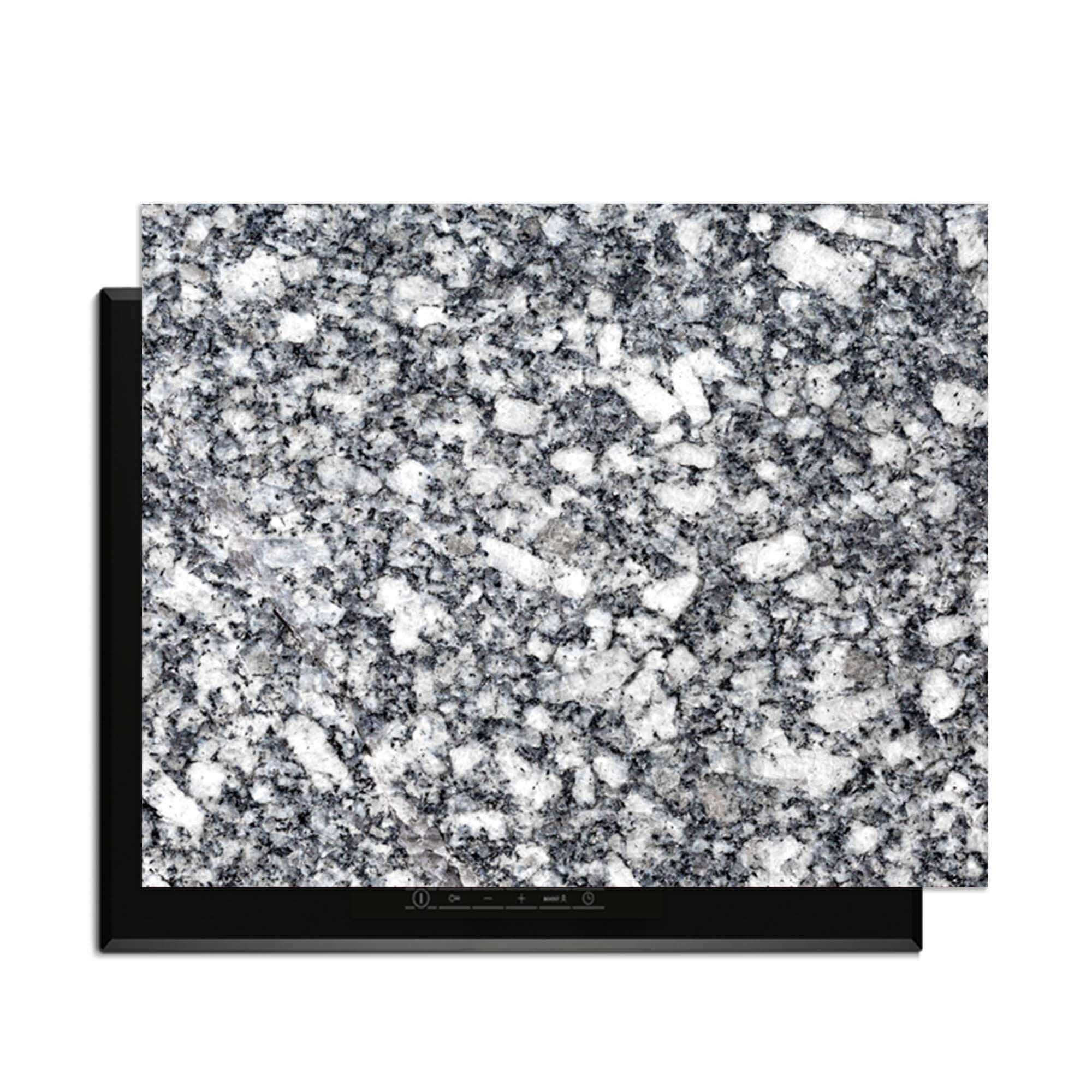 Midnight Granite - Herdabdeckplatte auf einem Induktionskochfeld mit einer luxuriösen Granitstruktur.