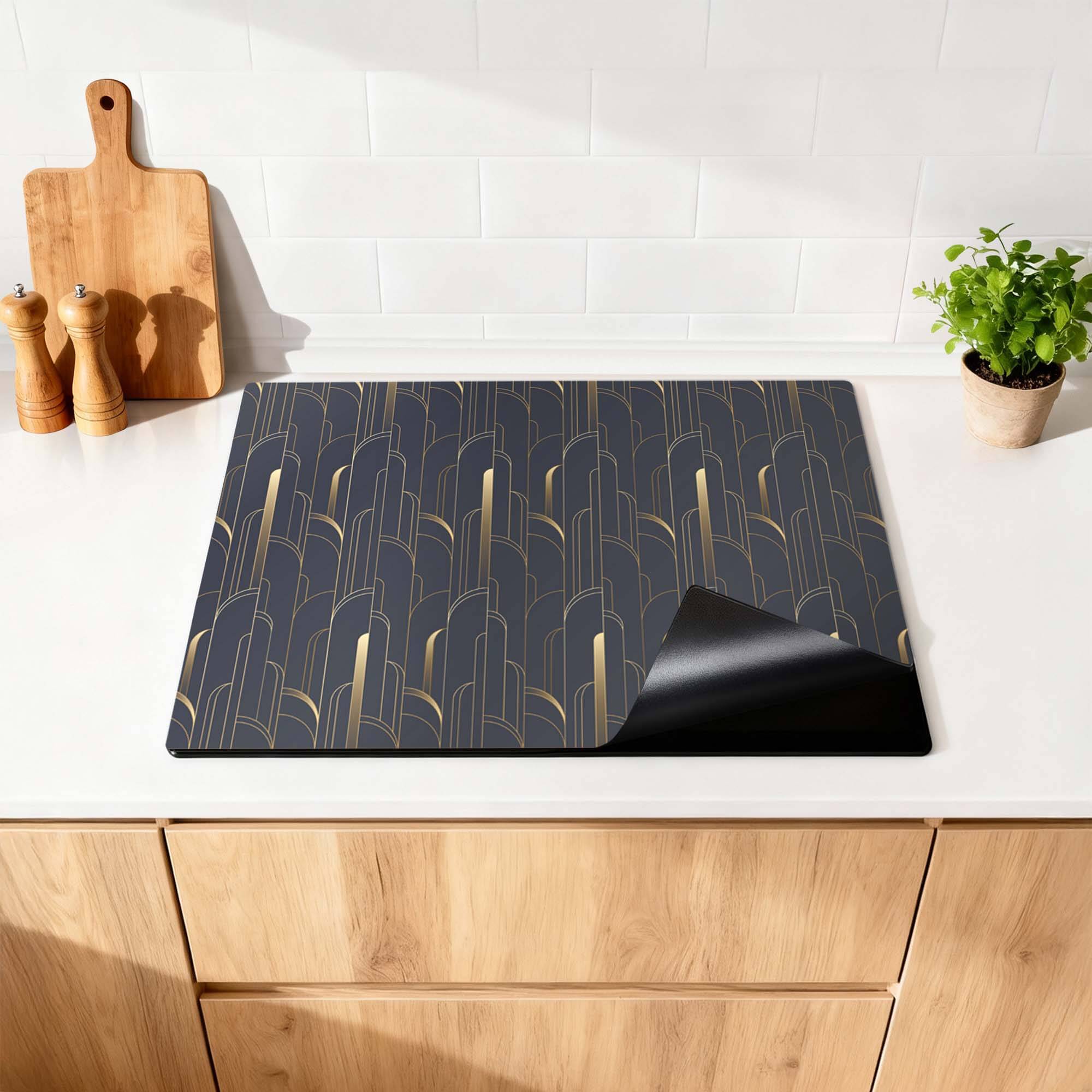 Art Deco Lines - Herdabdeckplatte mit geometrischem Muster auf einem modernen Küchentisch.