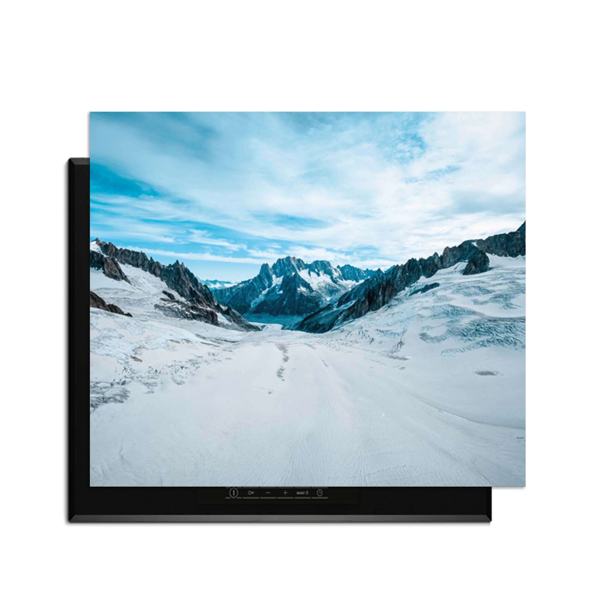 Frozen Peaks - Herdabdeckplatte mit einer ruhigen Schneelandschaft und majestätischen Berggipfeln