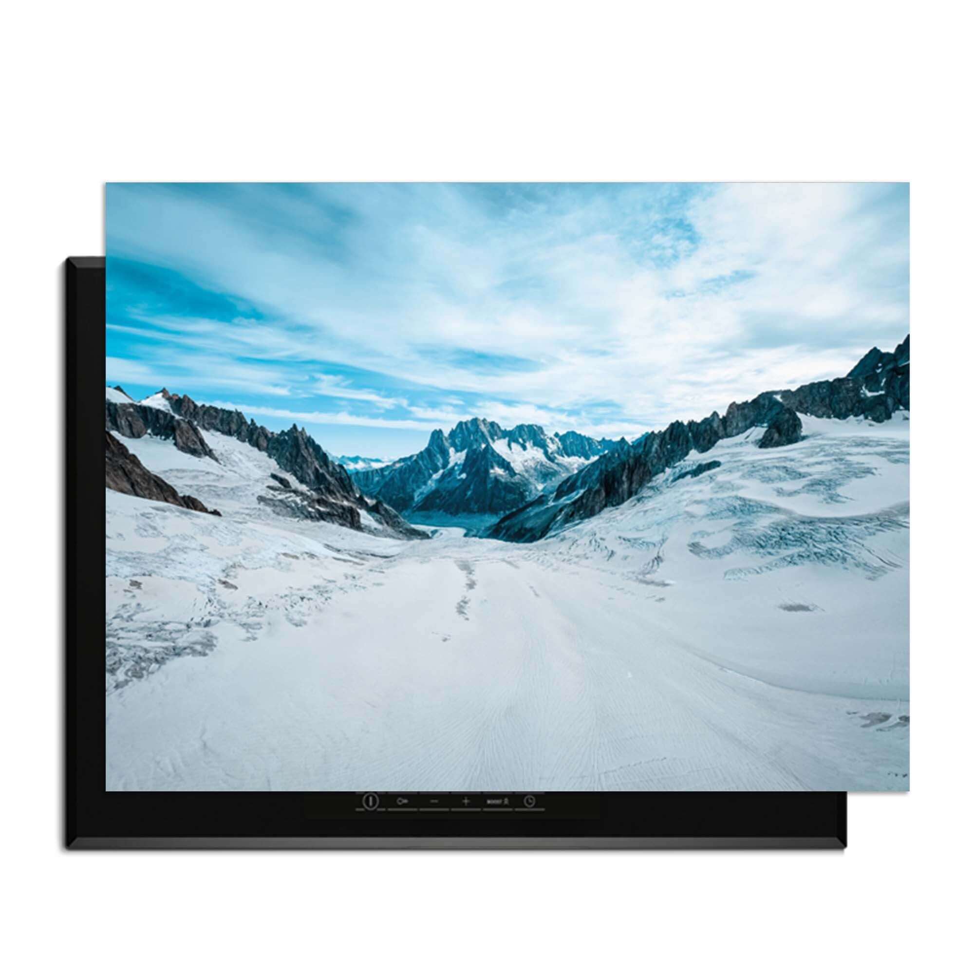Frozen Peaks - Herdabdeckplatte mit atemberaubender Aussicht auf schneebedeckte Berge und eine ruhige natürliche Umgebung.
