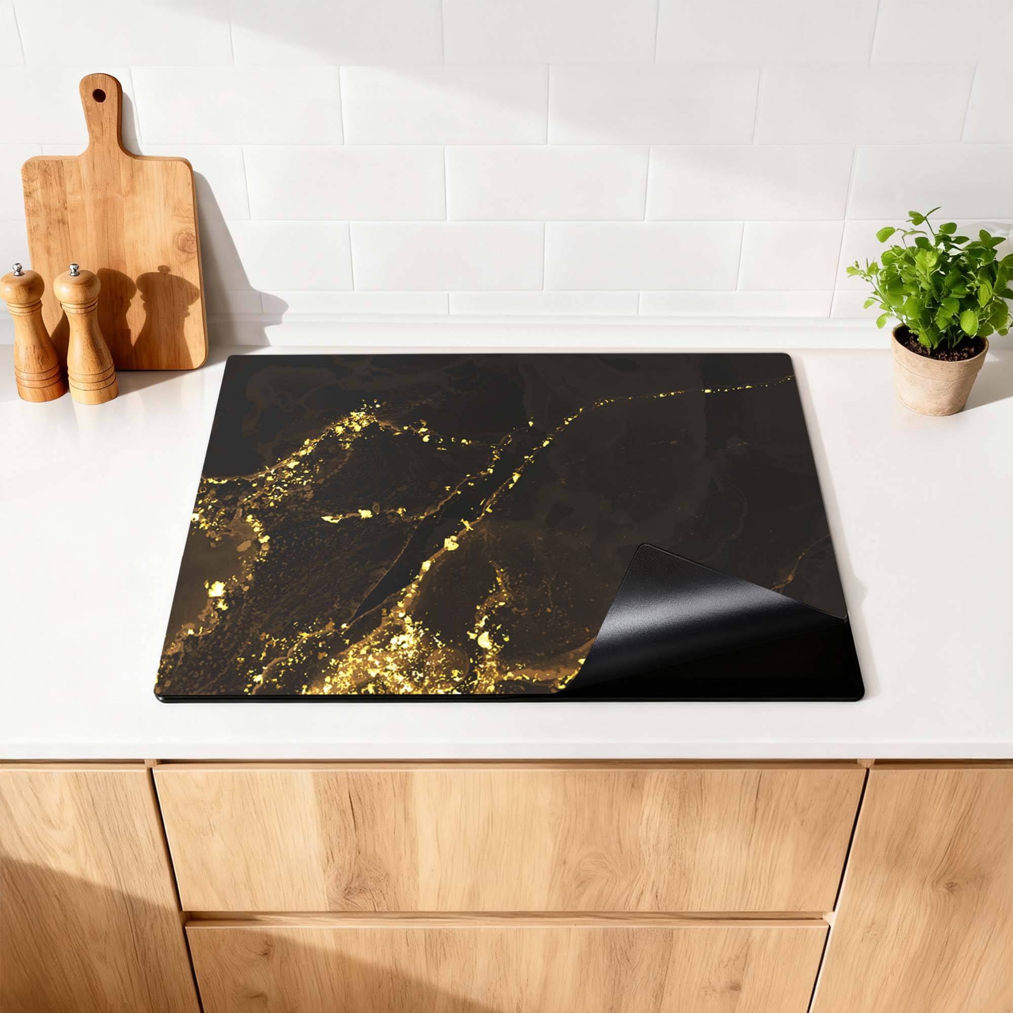 Gilded Marble - Herdabdeckplatte mit luxuriösen goldenen Adern auf schwarzem Hintergrund, perfekt für Ihre Küche.