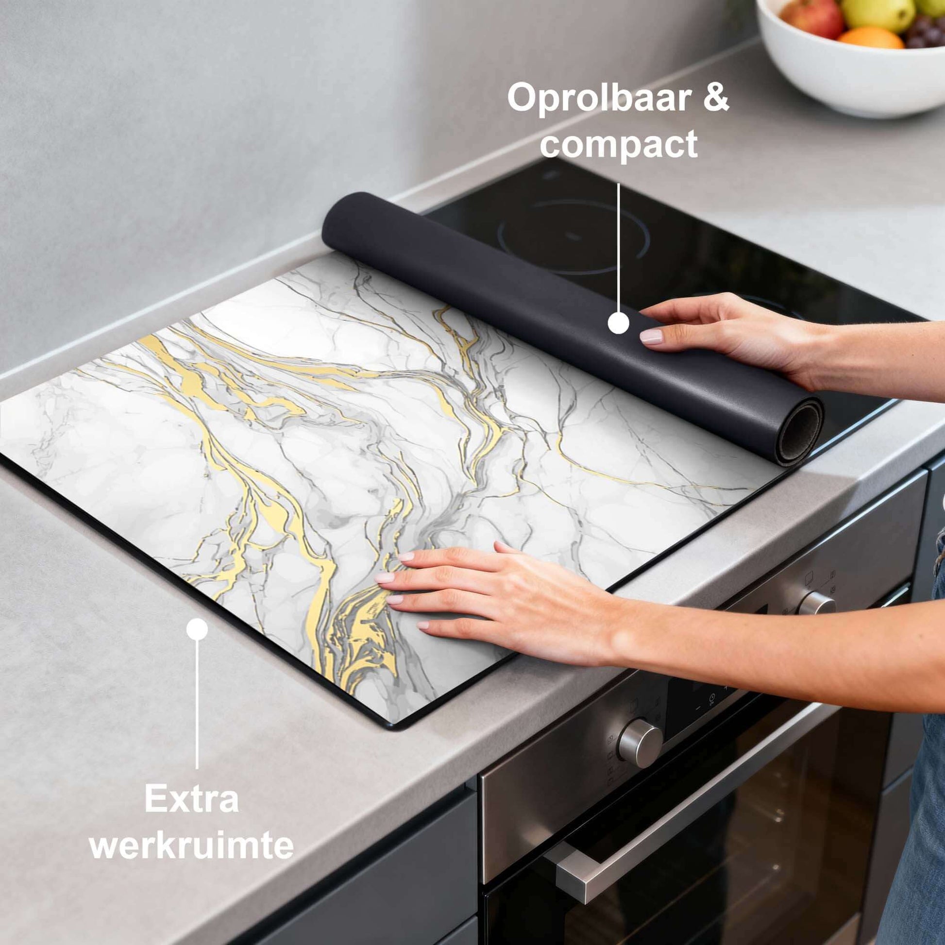 Eleganter Goldmarmor - Herdabdeckplatte auf einem Kochfeld, bietet zusätzliche Arbeitsfläche und ist rollbar und kompakt.