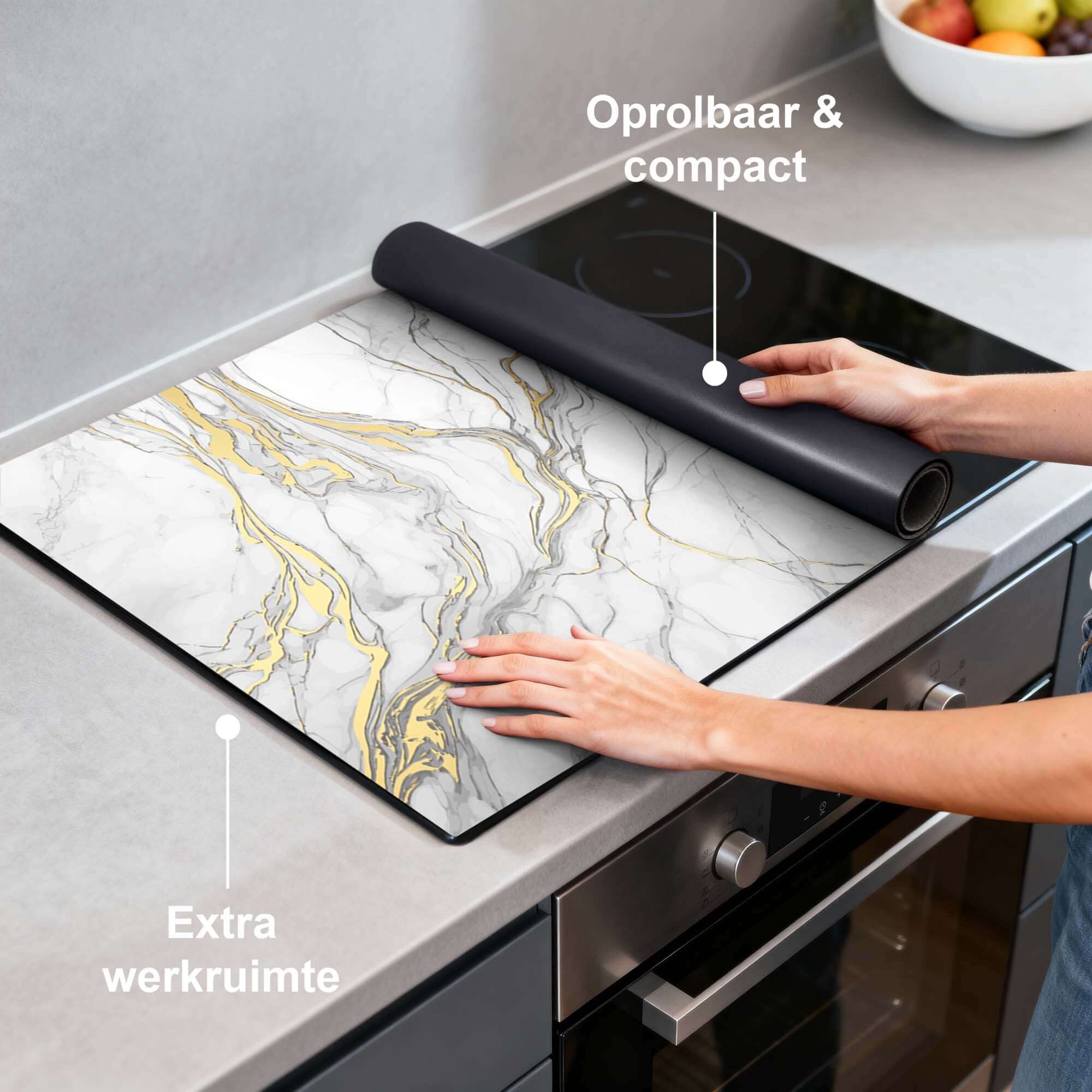 Eleganter Goldmarmor - Herdabdeckplatte auf einem Kochfeld, bietet zusätzliche Arbeitsfläche und ist rollbar und kompakt.