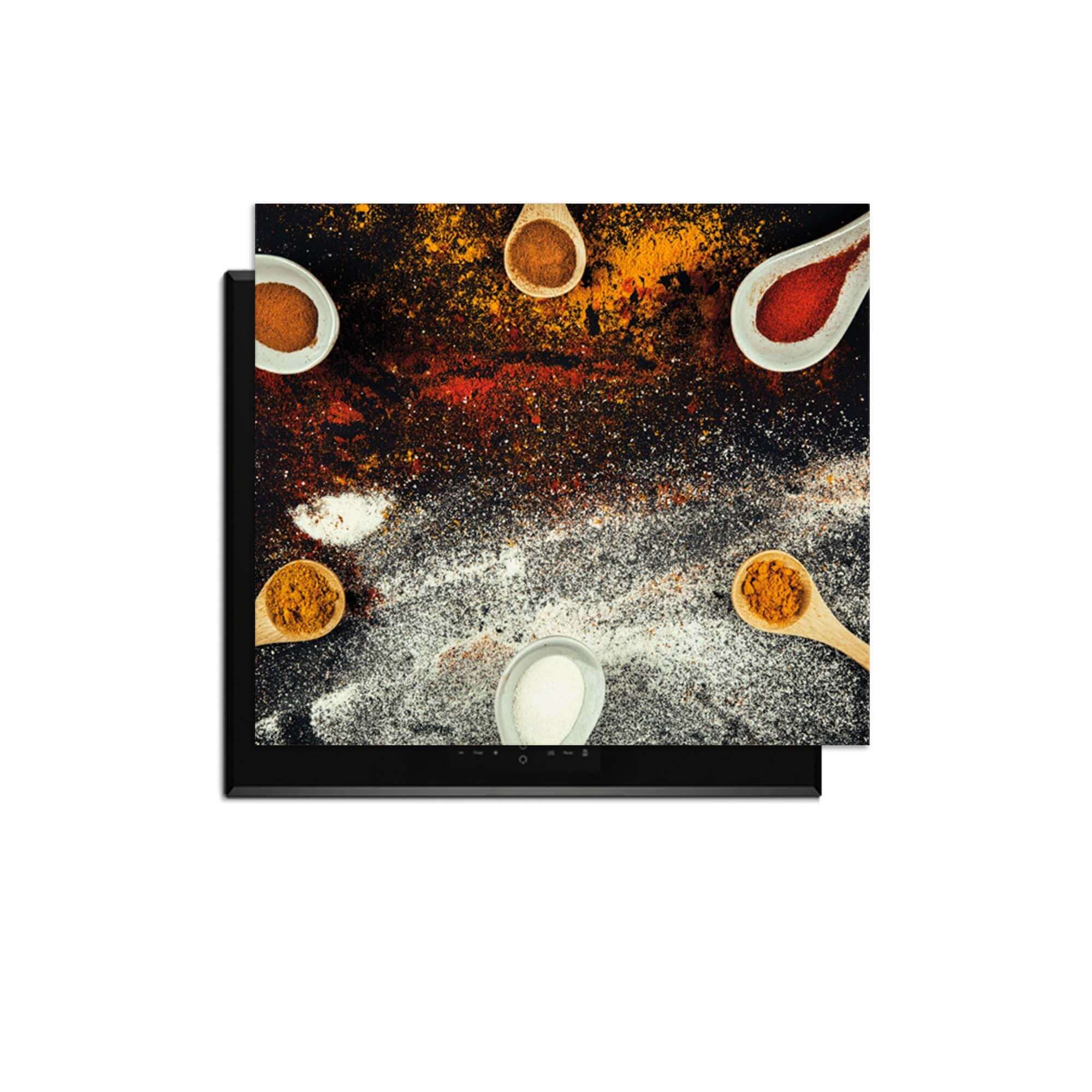 Spice Fusion - Herdabdeckplatte mit bunten Gewürzen und Holzlöffeln auf einem Induktionskochfeld.