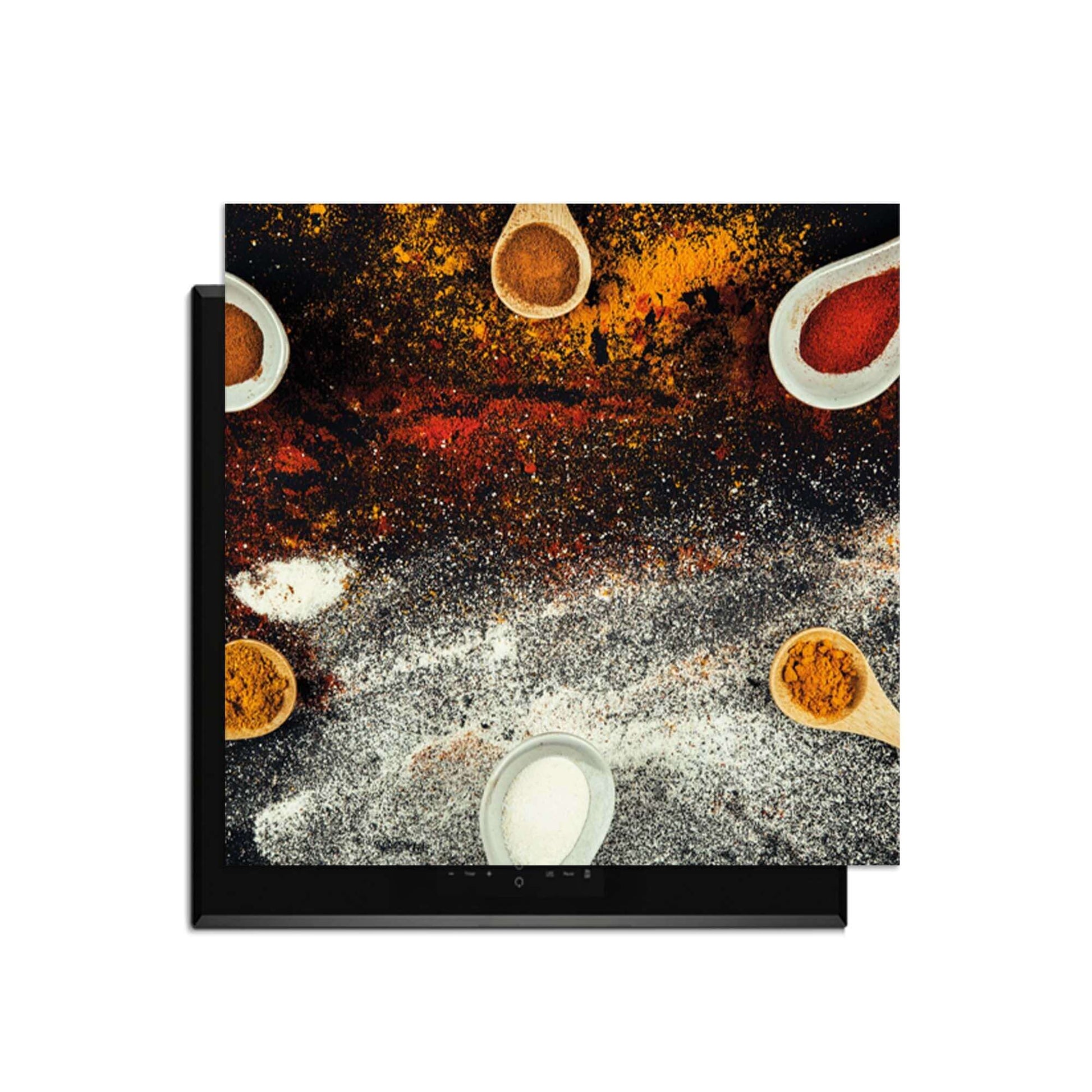 Spice Fusion - Herdabdeckplatte mit bunten Gewürzen und Holzlöffeln auf einem schwarzen Hintergrund.