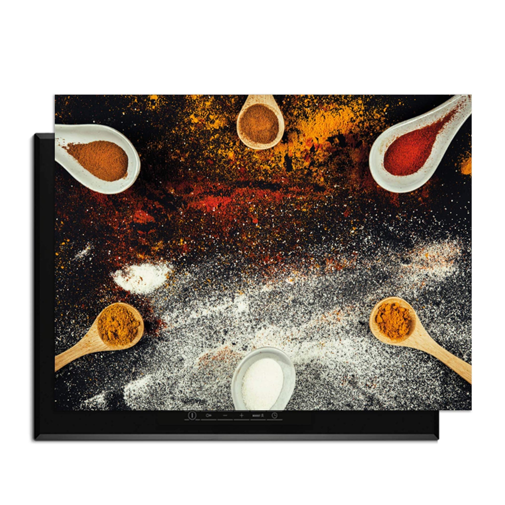 Spice Fusion - Herdabdeckplatte mit bunten Gewürzen und Holzlöffeln auf einem Kochfeld.